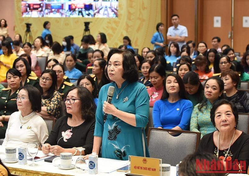 La profesora y doctora Le Thi Hop, presidenta de la Asociación de Mujeres Intelectuales de Vietnam habla en el evento. La profesora y doctora Le Thi Hop, presidenta de la Asociación de Mujeres Intelectuales de Vietnam habla en el evento.