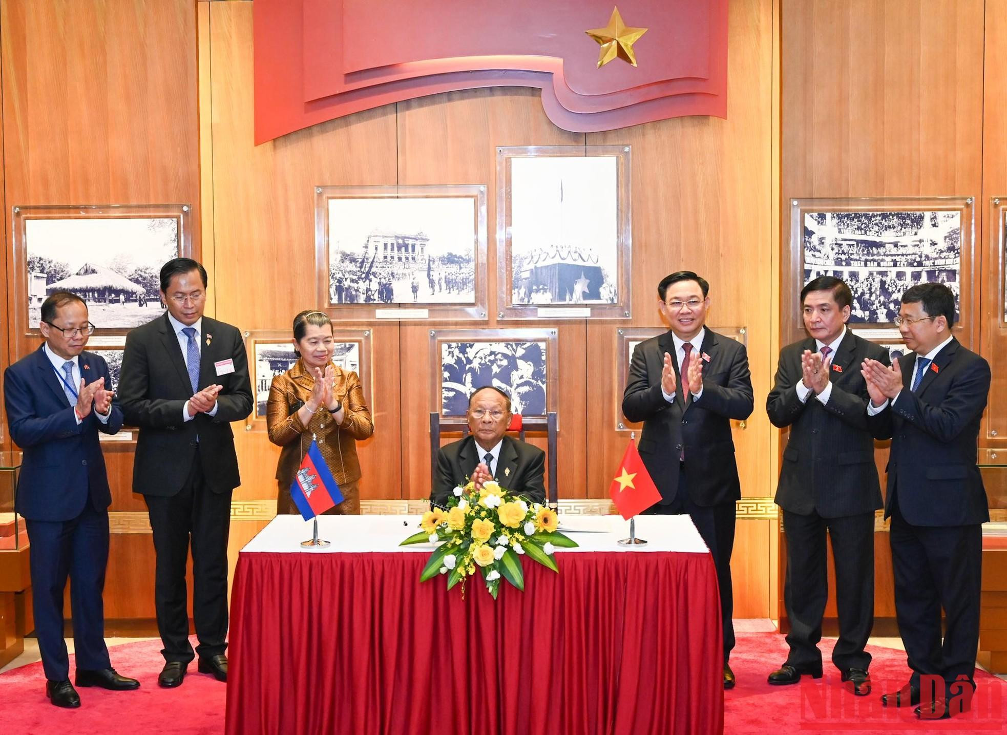 El presidente del Parlamento camboyano firma en el Libro de visitas.