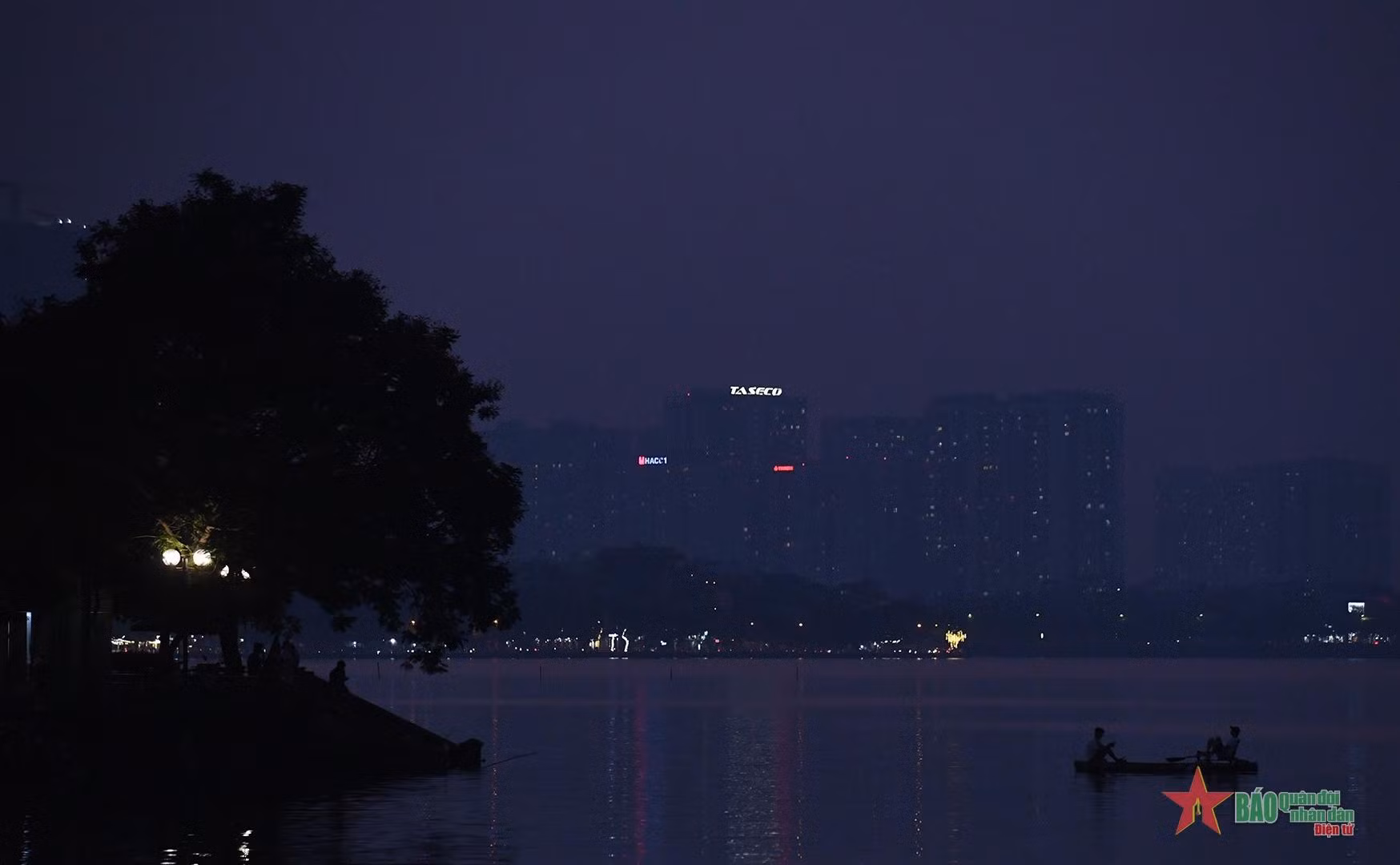Cuando el sol se pone por completo, el cielo se oscurece.