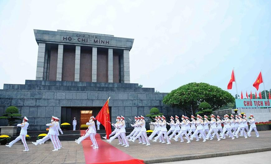 Soldados marchan frente al mausoleo del tío Ho.