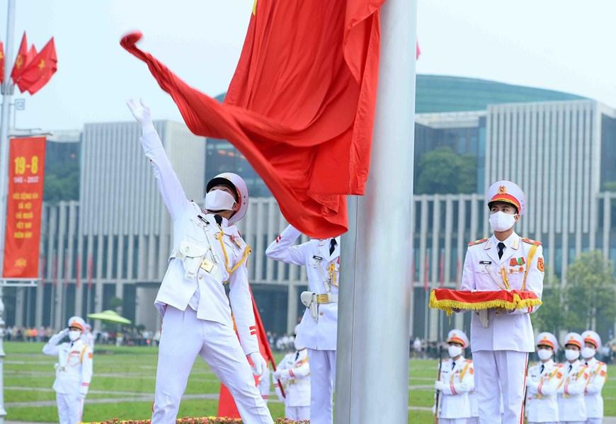 A las 6 en punto, al entonar el himno nacional, la bandera nacional fue izada en un asta de 29 metros de altura.