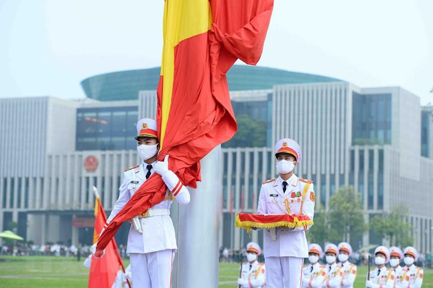 A las 5:59 horas los soldados izaron la bandera nacional.
