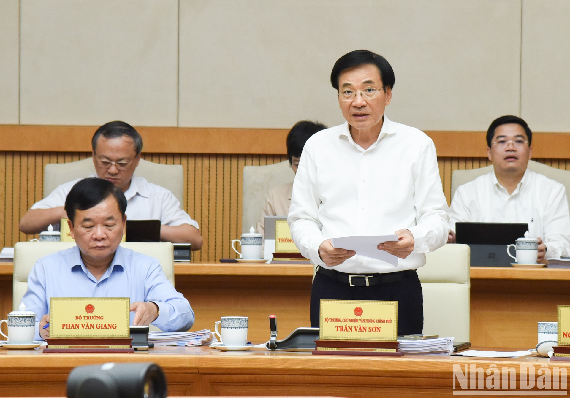 El ministro y jefe de la Oficina del Gobierno, Tran Van Son, habla en el evento. El ministro y jefe de la Oficina del Gobierno, Tran Van Son, habla en el evento.