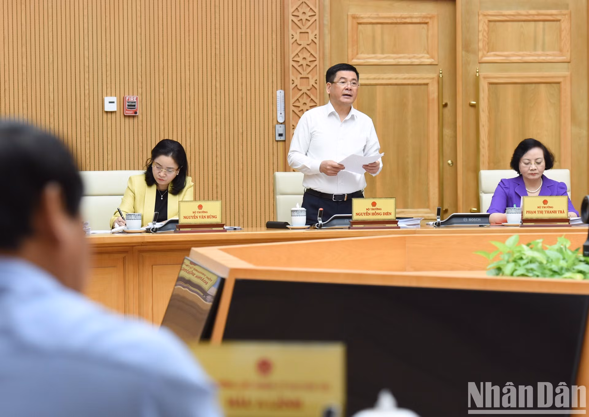 El ministro de Industria y Comercio, Nguyen Hong Dien, habla en la cita.