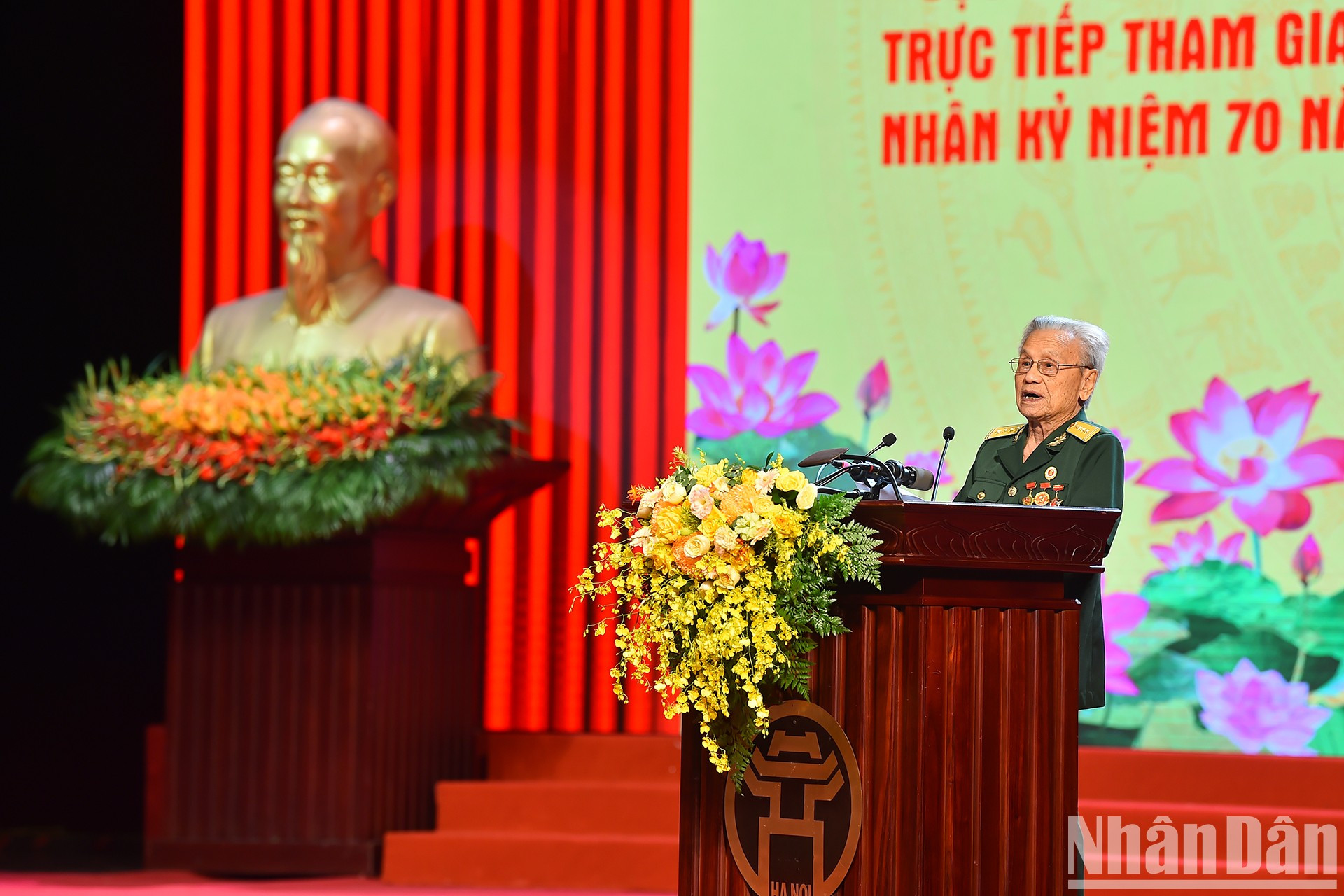 El veterano Le Van Tinh, residente en la circunscripción de Khuong Mai, distrito de Thanh Xuan, comparte sus recuerdos en el programa. El veterano Le Van Tinh, residente en la circunscripción de Khuong Mai, distrito de Thanh Xuan, comparte sus recuerdos en el programa.