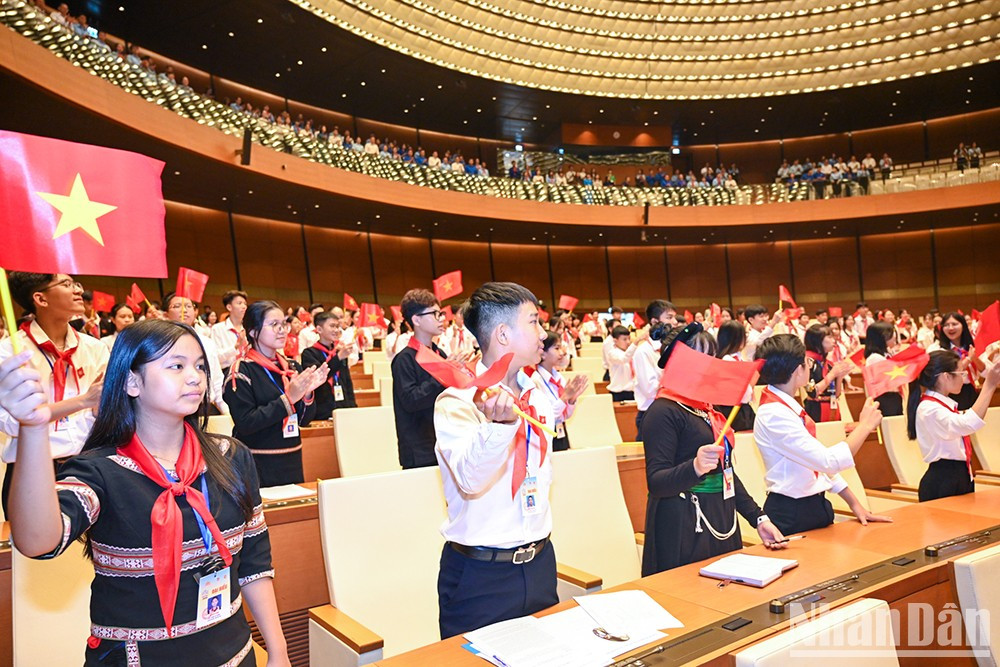[Foto] Niños vietnamitas participan en simulacro de reunión de la Asamblea Nacional ảnh 2