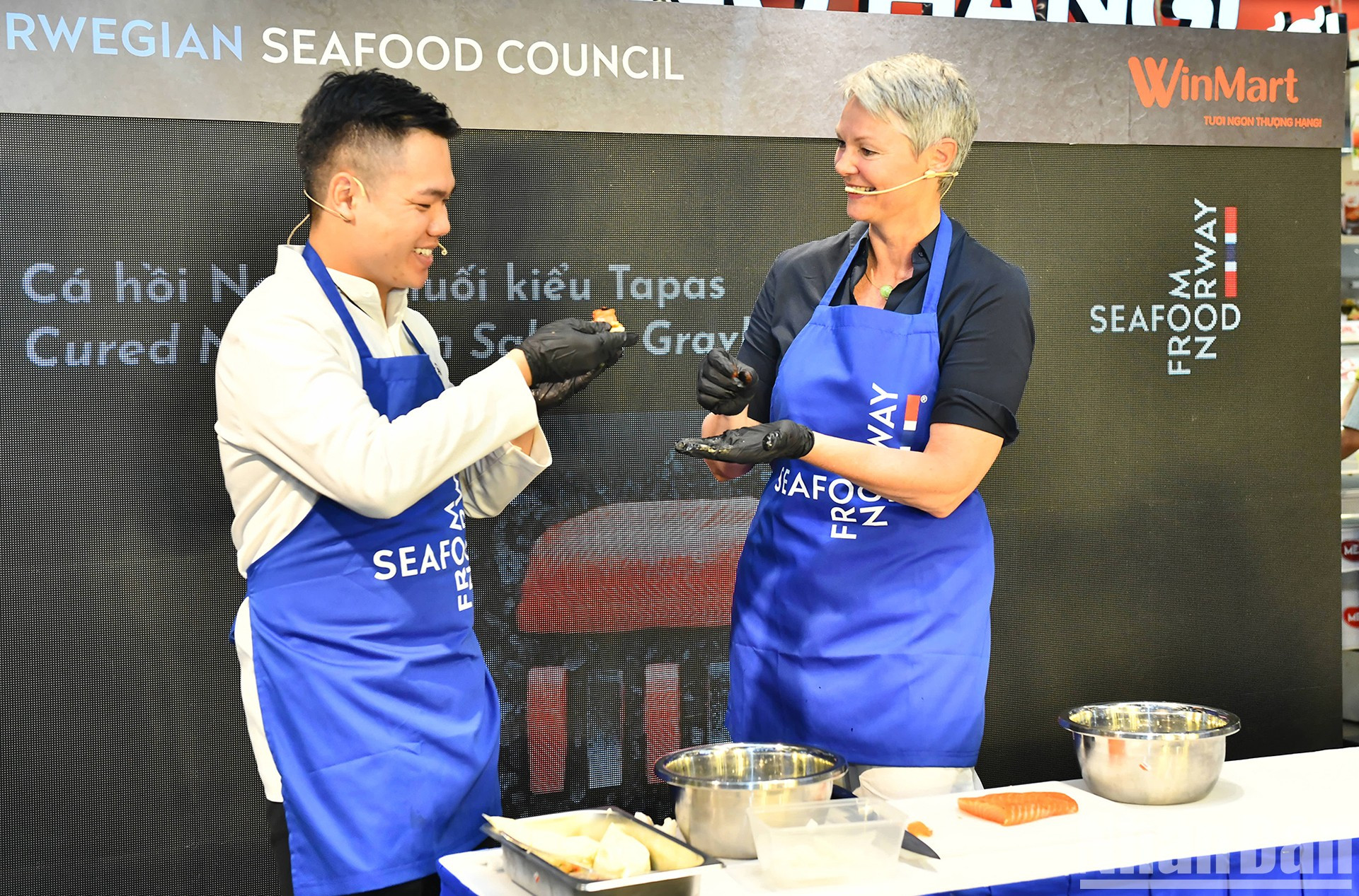 Solbakken, junto con los chefs, prepara el salmón salado noruego. Solbakken, junto con los chefs, prepara el salmón salado noruego.
