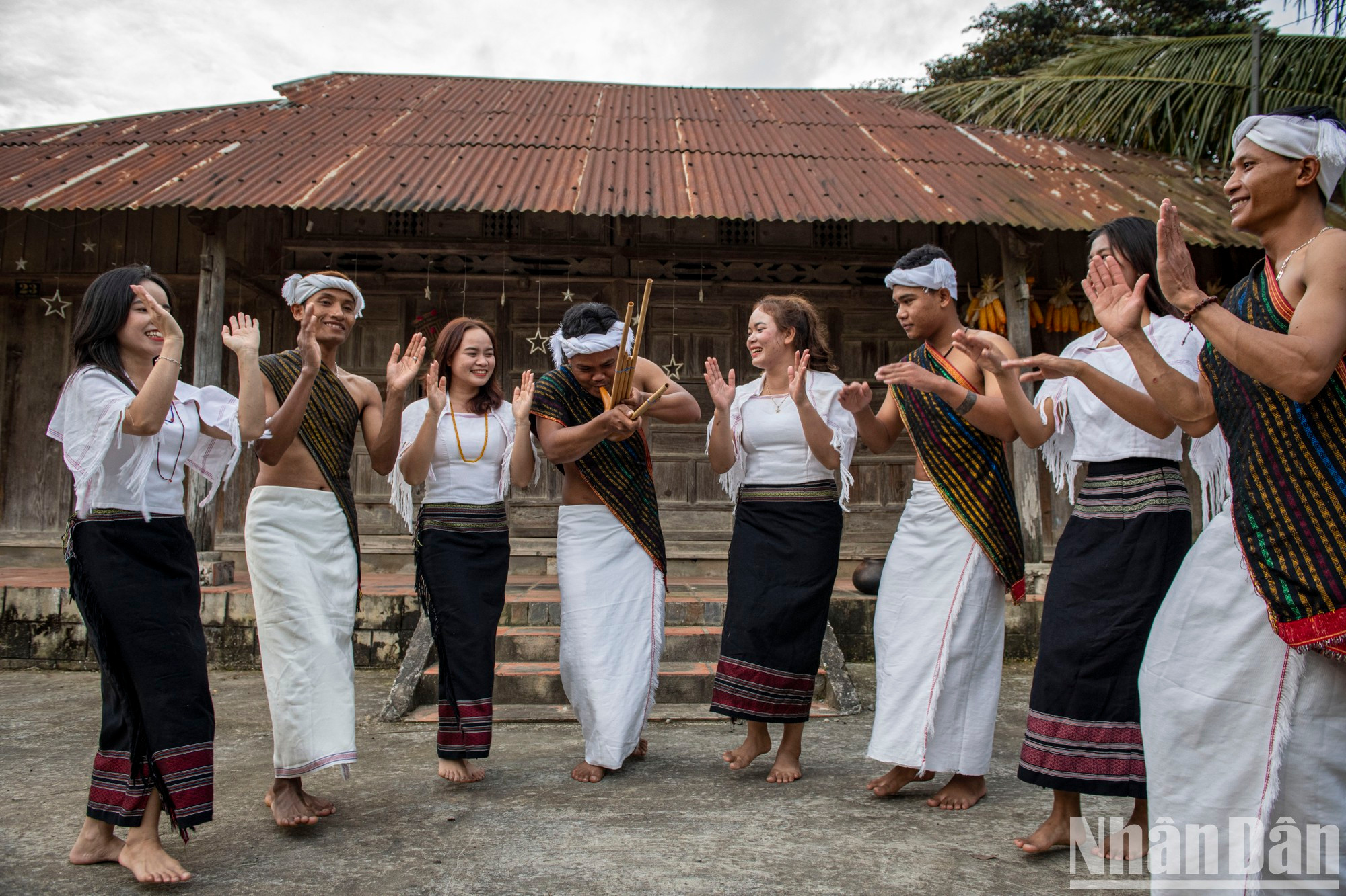 La danza Damtora del grupo Chu Ru se mezcla con el sonido de trompeta bau y sonrisas alegres. La danza Damtora del grupo Chu Ru se mezcla con el sonido de trompeta bau y sonrisas alegres.