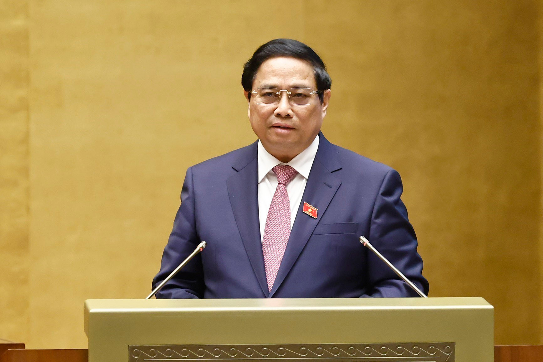 Minh Chinh habla en la ceremonia.