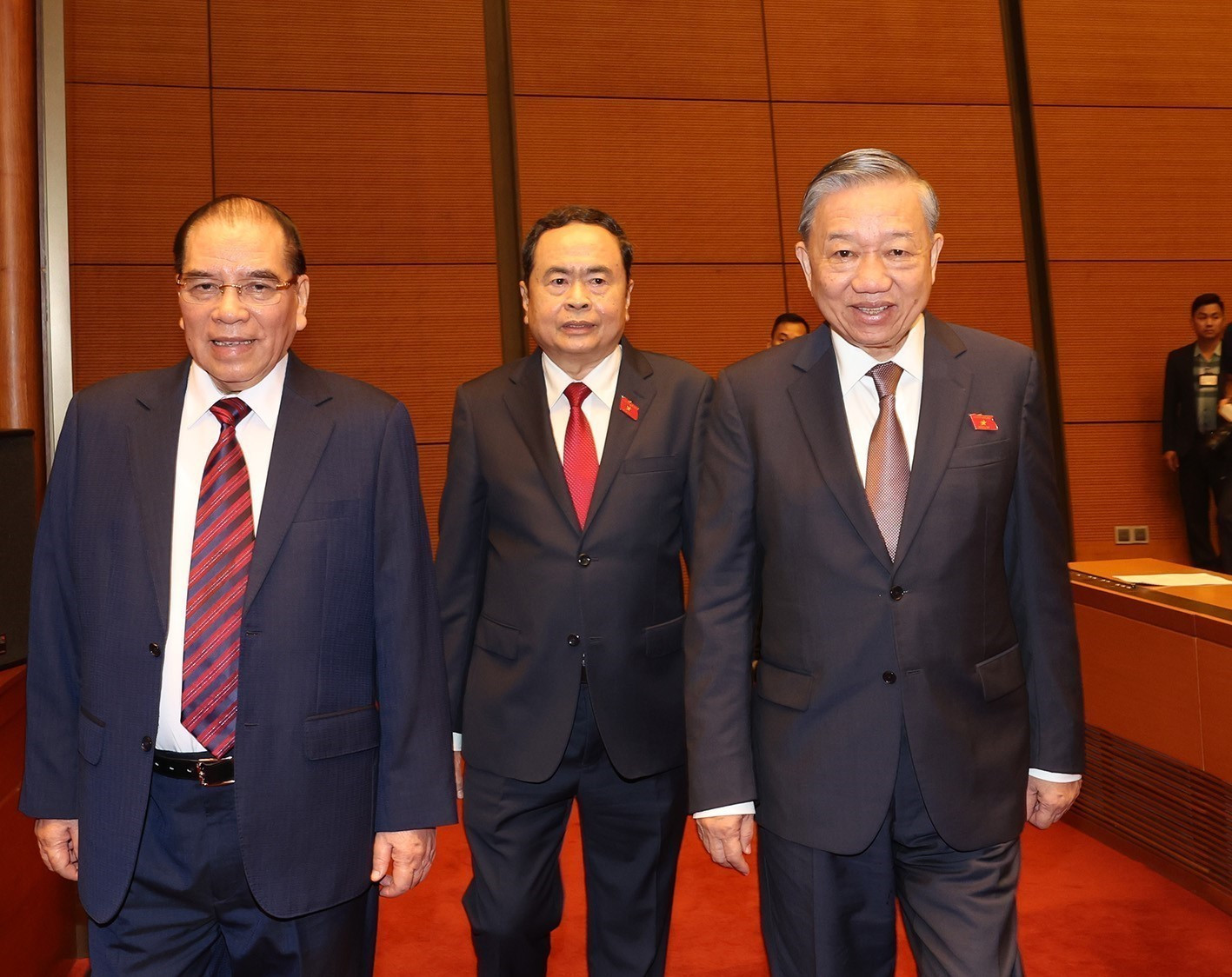 To Lam y los anteriores y actuales dirigentes del Partido y el Estado en el evento.