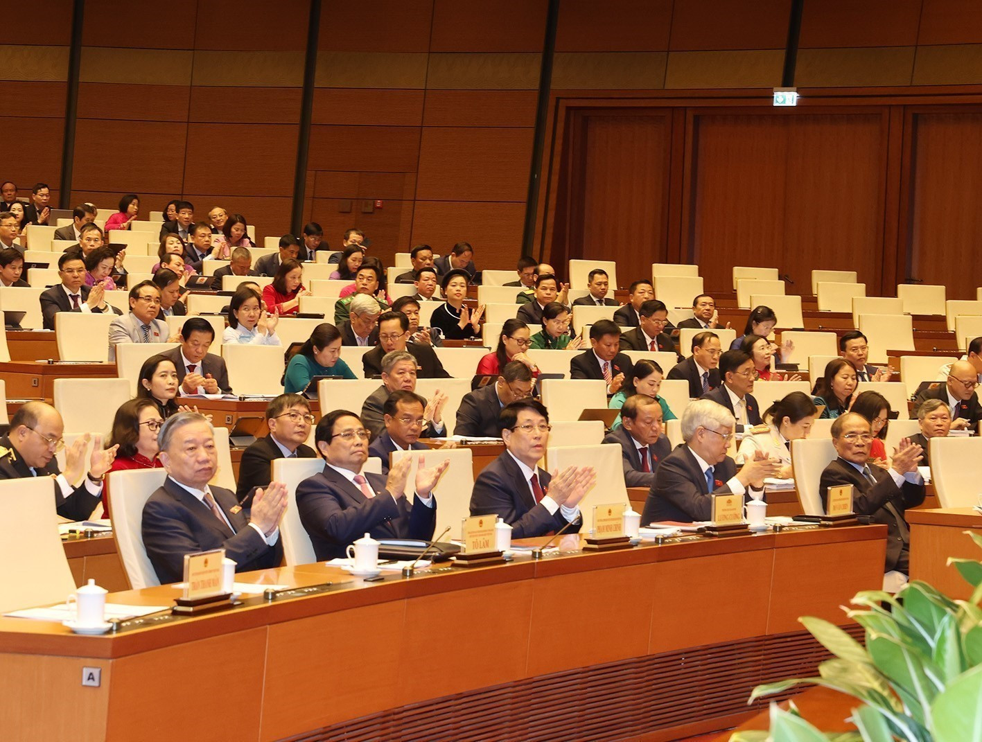 To Lam y otros dirigentes del Partido y el Estado asisten en el evento.