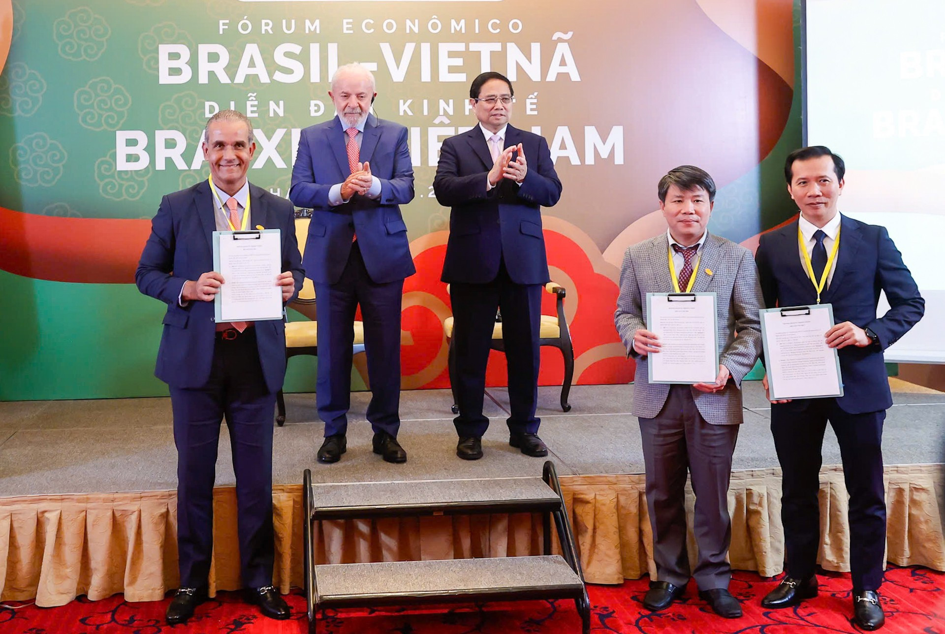 Ambos dirigentes presencian la firma de un memorando de entendimiento entre el Centro de Promoción, Información y Apoyo a las Inversiones, dependiente de la Departamento de Inversiones Extranjeras (Ministerio de Finanzas), el Grupo de inversión Sao Do (de Vietnam) y el Grupo JBS (Brasil). Ambos dirigentes presencian la firma de un memorando de entendimiento entre el Centro de Promoción, Información y Apoyo a las Inversiones, dependiente de la Departamento de Inversiones Extranjeras (Ministerio de Finanzas), el Grupo de inversión Sao Do (de Vietnam) y el Grupo JBS (Brasil).