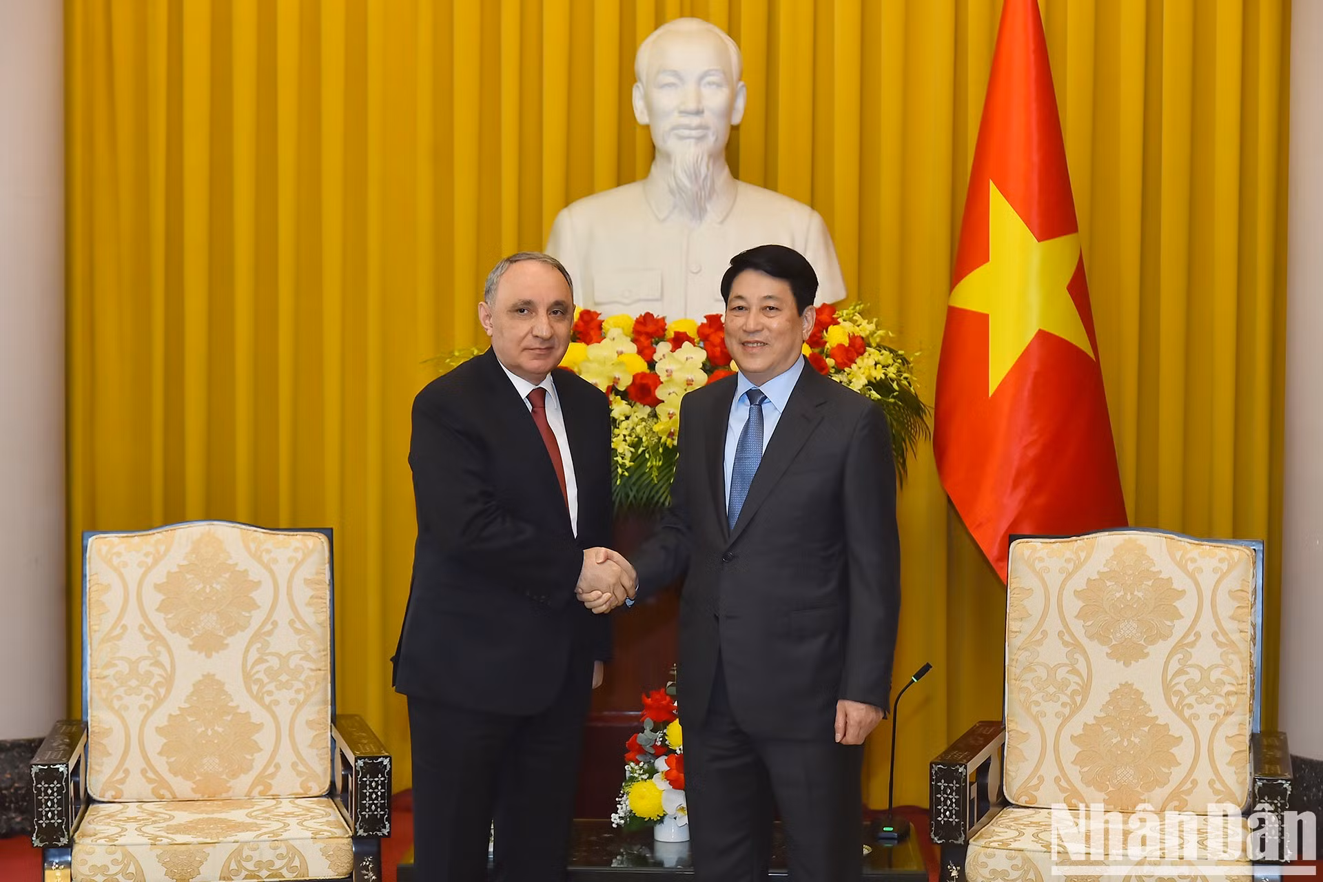 El presidente de Vietnam, Luong Cuong, recibe a Kamran Bayram Aliyev, titular de la Fiscalía General de Azerbaiyán.