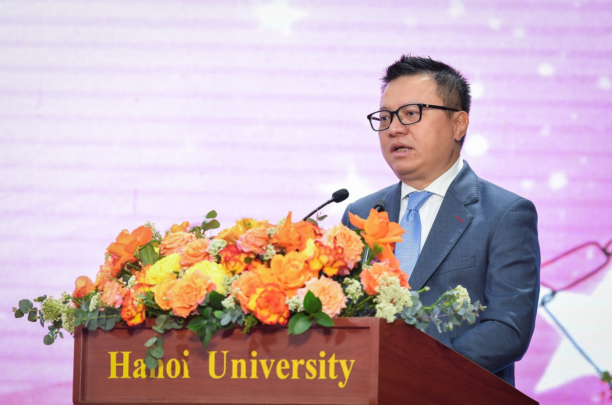 Habla en el evento Le Quoc Minh, miembro del Comité Central del Partido Comunista de Vietnam (PCV), presidente-editor del periódico Nhan Dan, subjefe de la Comisión de Propaganda y Movilización de Masas del Comité Central del PCV y titular de la Asociación de Periodistas del país.