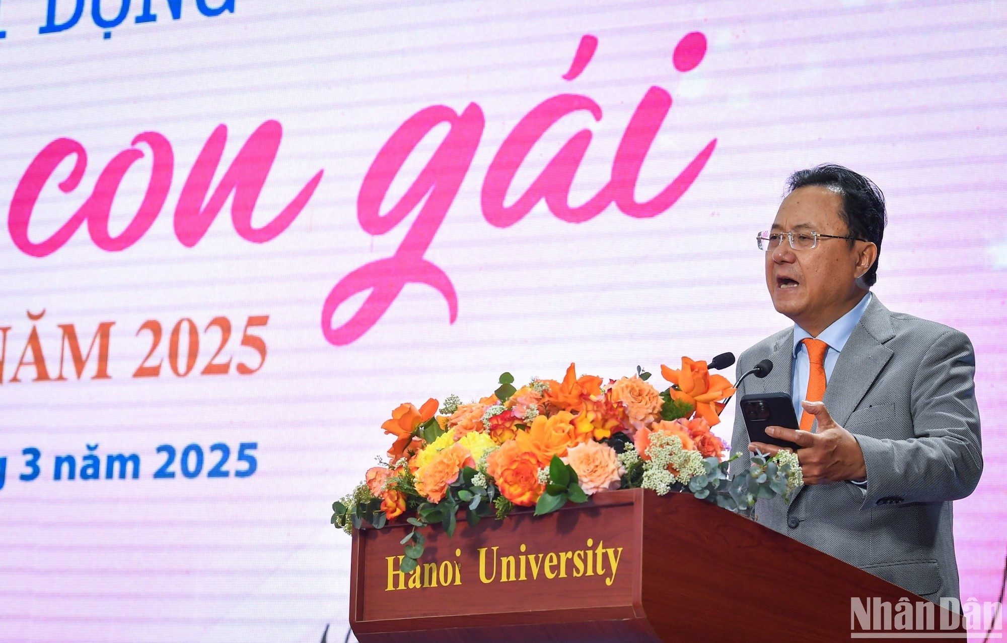 El poeta Hong Thanh Quang, presidente del jurado, anuncia los criterios para un trabajo excelente.