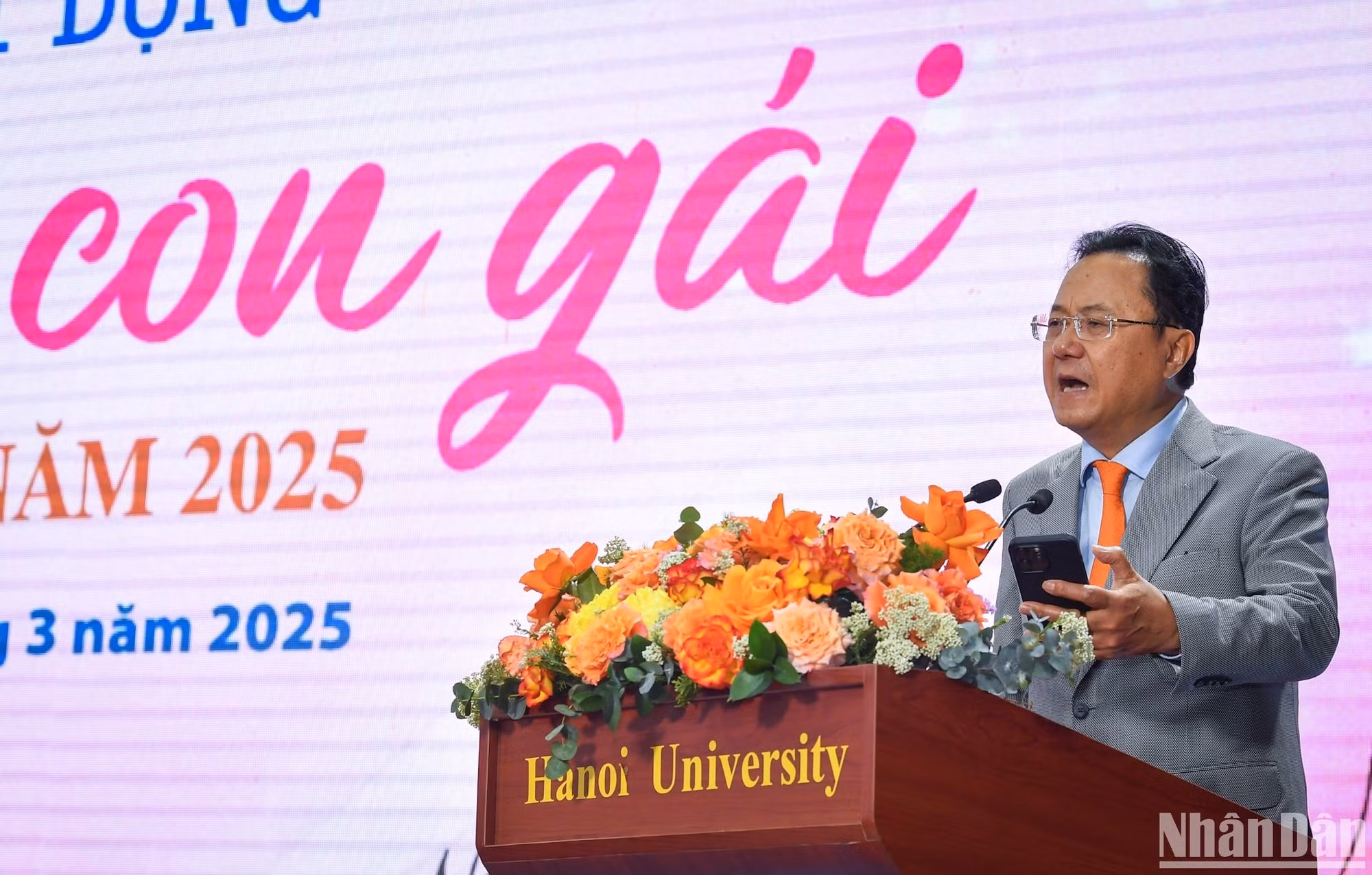 El poeta Hong Thanh Quang, presidente del jurado, anuncia los criterios para un trabajo excelente.