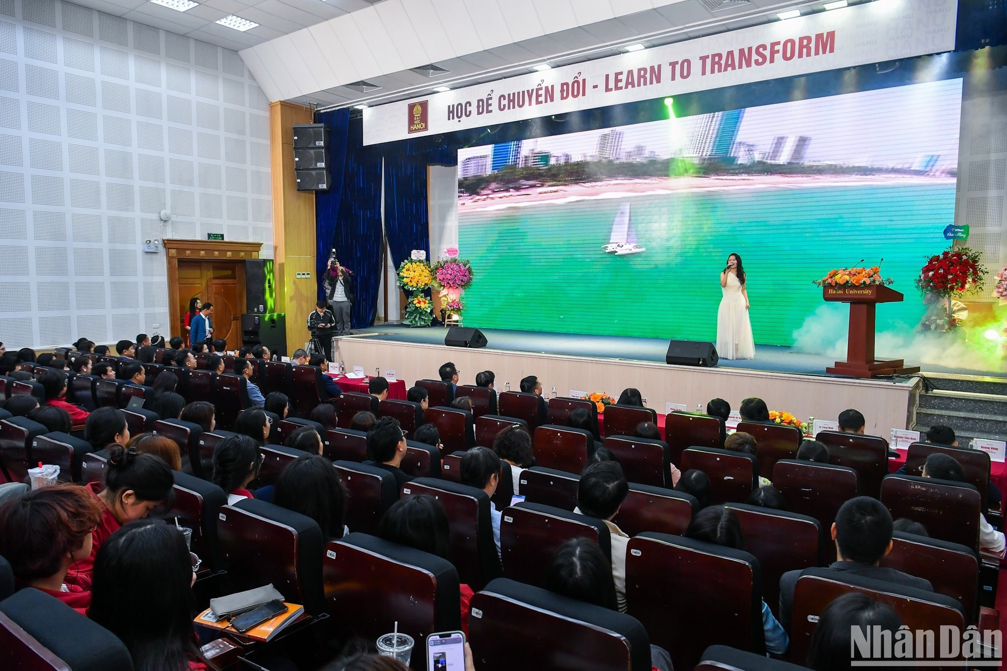 Una actución musical en la cita.