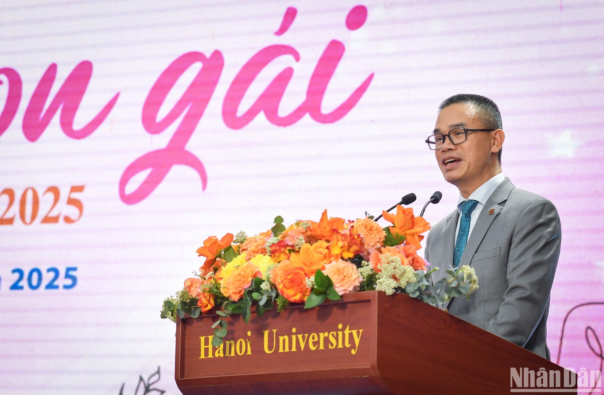 Nguyen Van Trao, Rector de la Universidad de Hanói, comparte sus sentimientos en el acto.