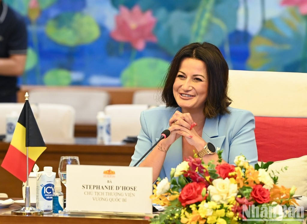 Stephanie D’Hose habla en el encuentro.