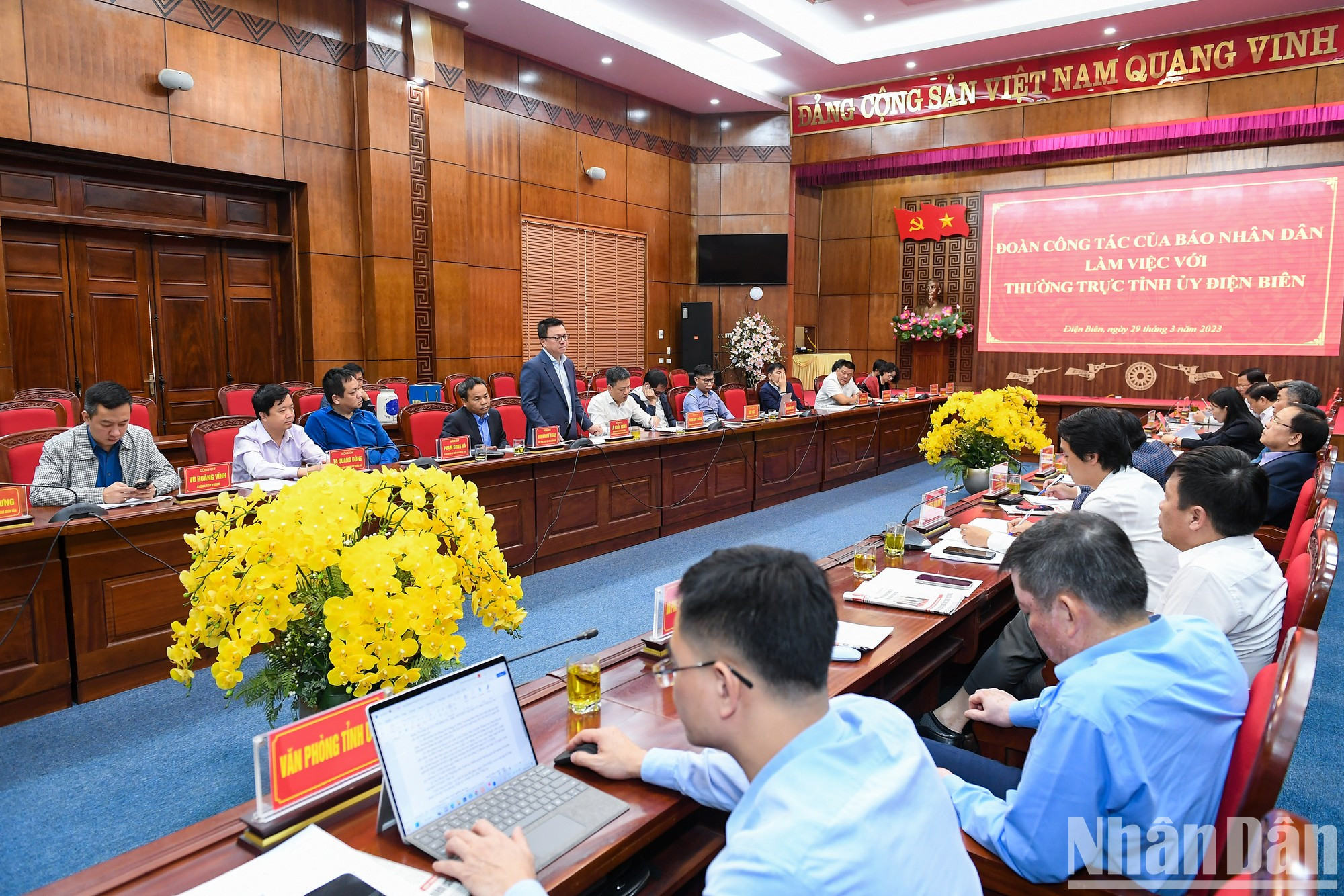 Quoc Minh expuso los esfuerzos de Nhan Dan por renovar y potenciar el papel del principal órgano de prensa multimedia, incluido el lanzamiento de un micrositio sobre seis regiones socioeconómicas de Vietnam para difundir ampliamente información, ventajas y dificultades de estos territorios y mejorar los vínculos intrarregionales y regionales.
