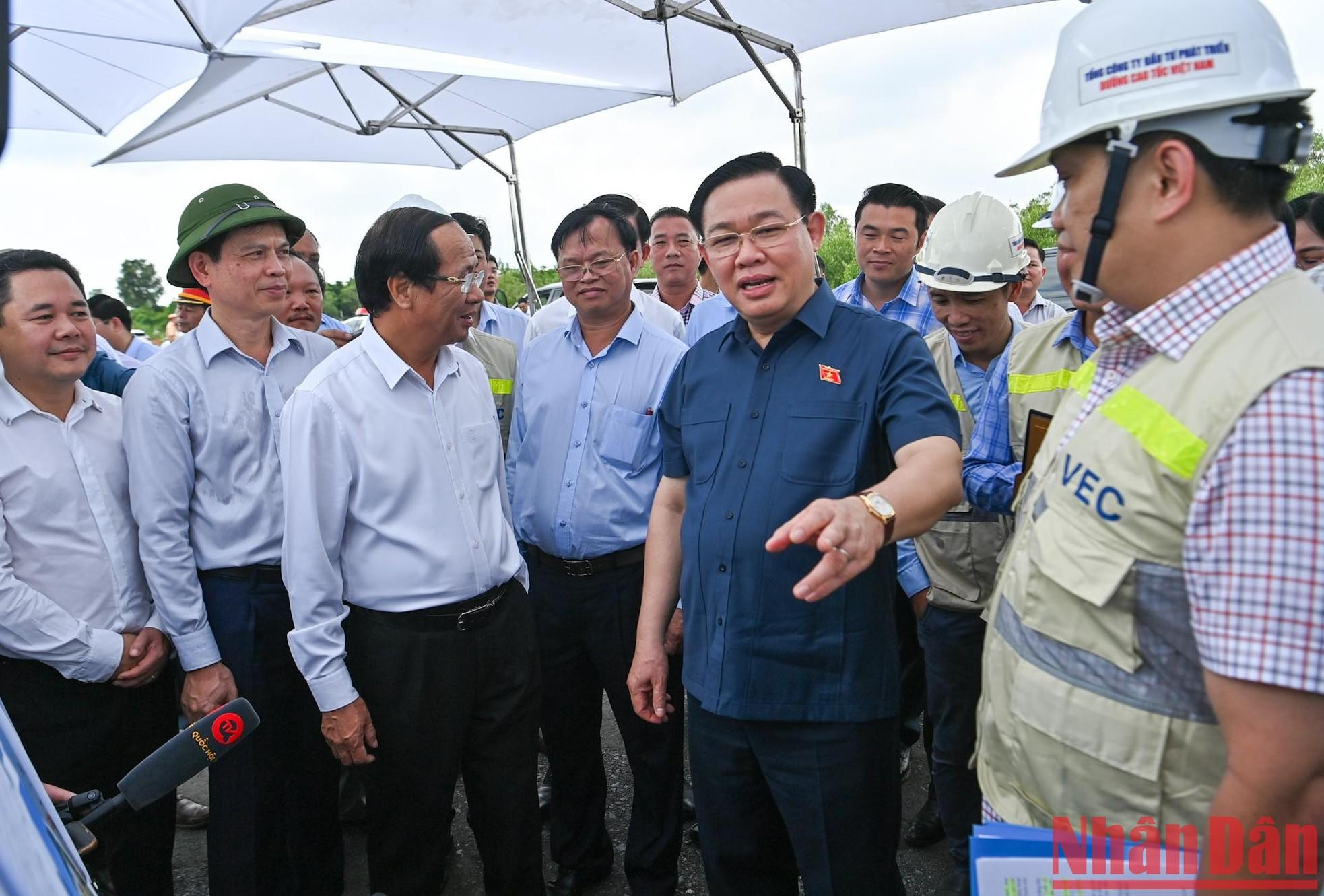 El presidente de la Asamblea Nacional, Vuong Dinh Hue y el viceprimer ministro Le Van Thanh inspeccionan el proyecto clave de la autopista Ben Luc-Long Thanh.