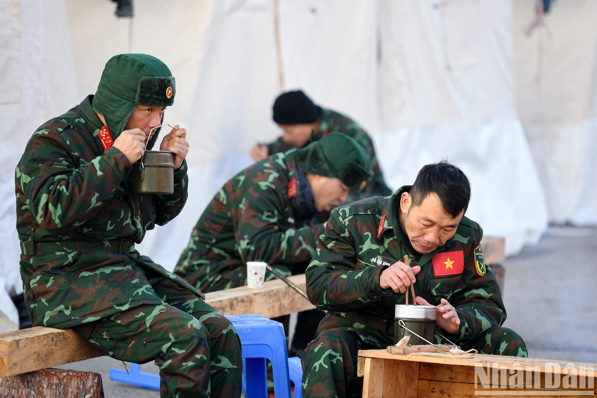 Oficiales y soldados superaron muchas dificultades para cumplir las tareas asignadas. Oficiales y soldados superaron muchas dificultades para cumplir las tareas asignadas.