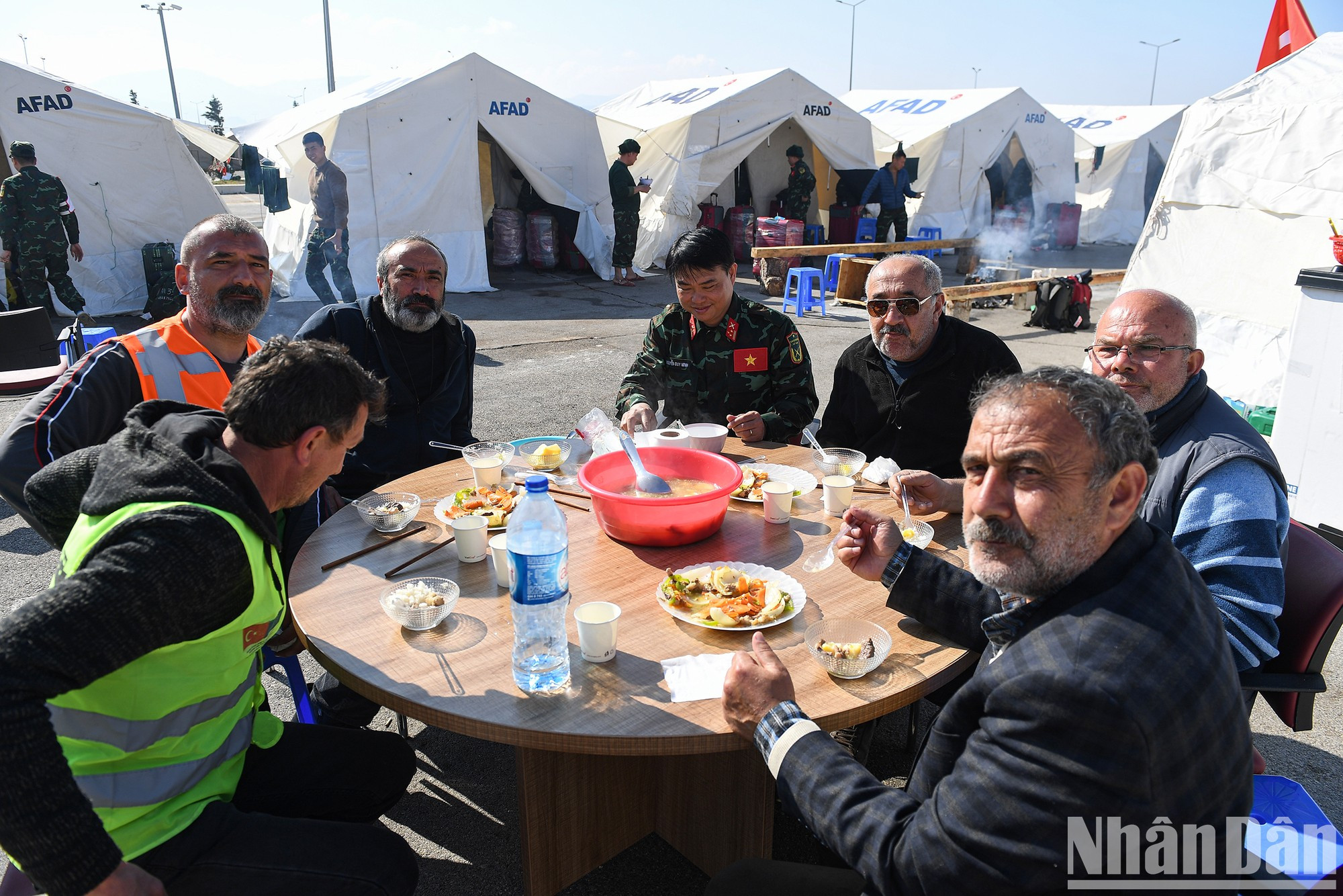 Comida en Turquía con amigos internacionales. Comida en Turquía con amigos internacionales.