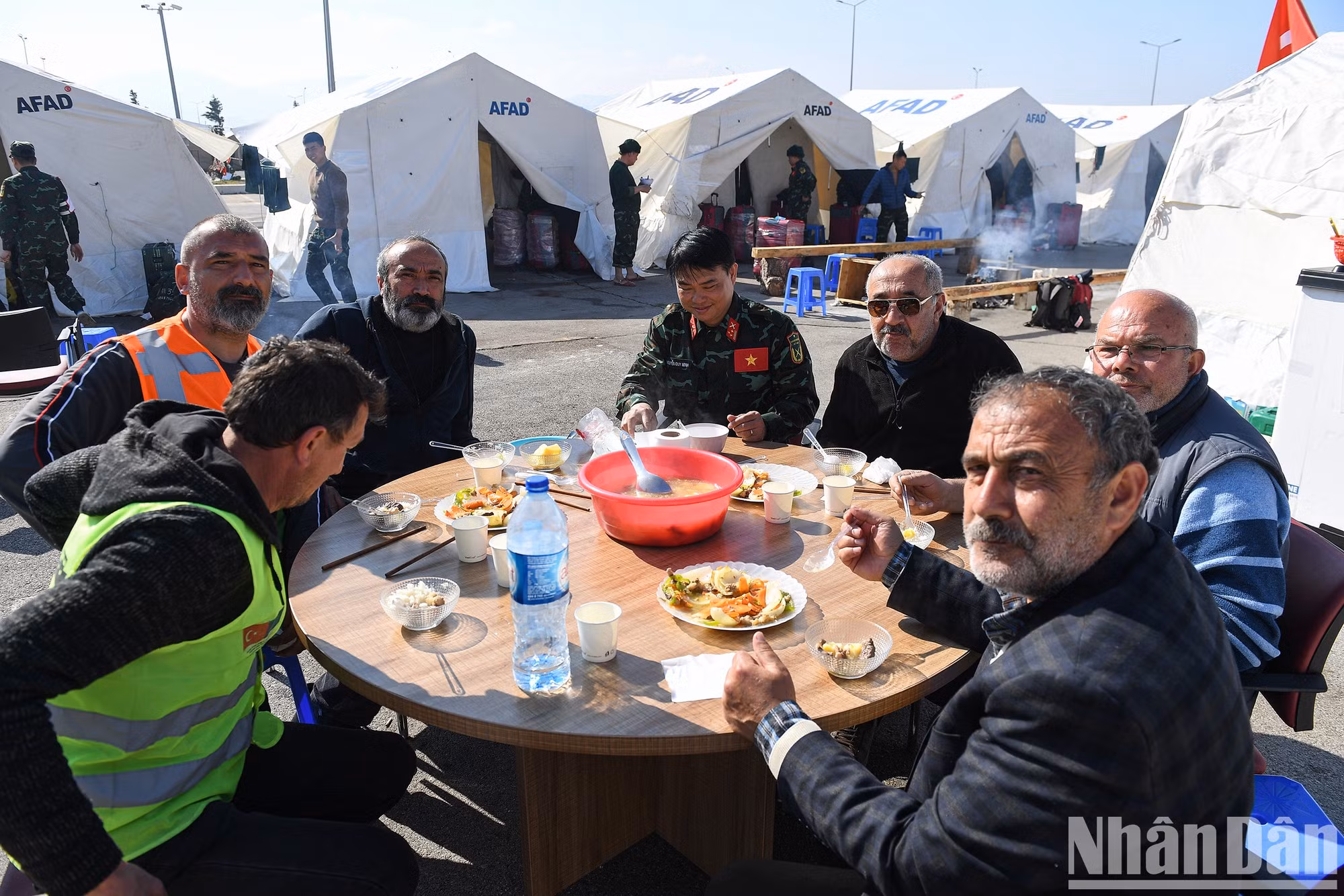 Comida en Turquía con amigos internacionales. Comida en Turquía con amigos internacionales.