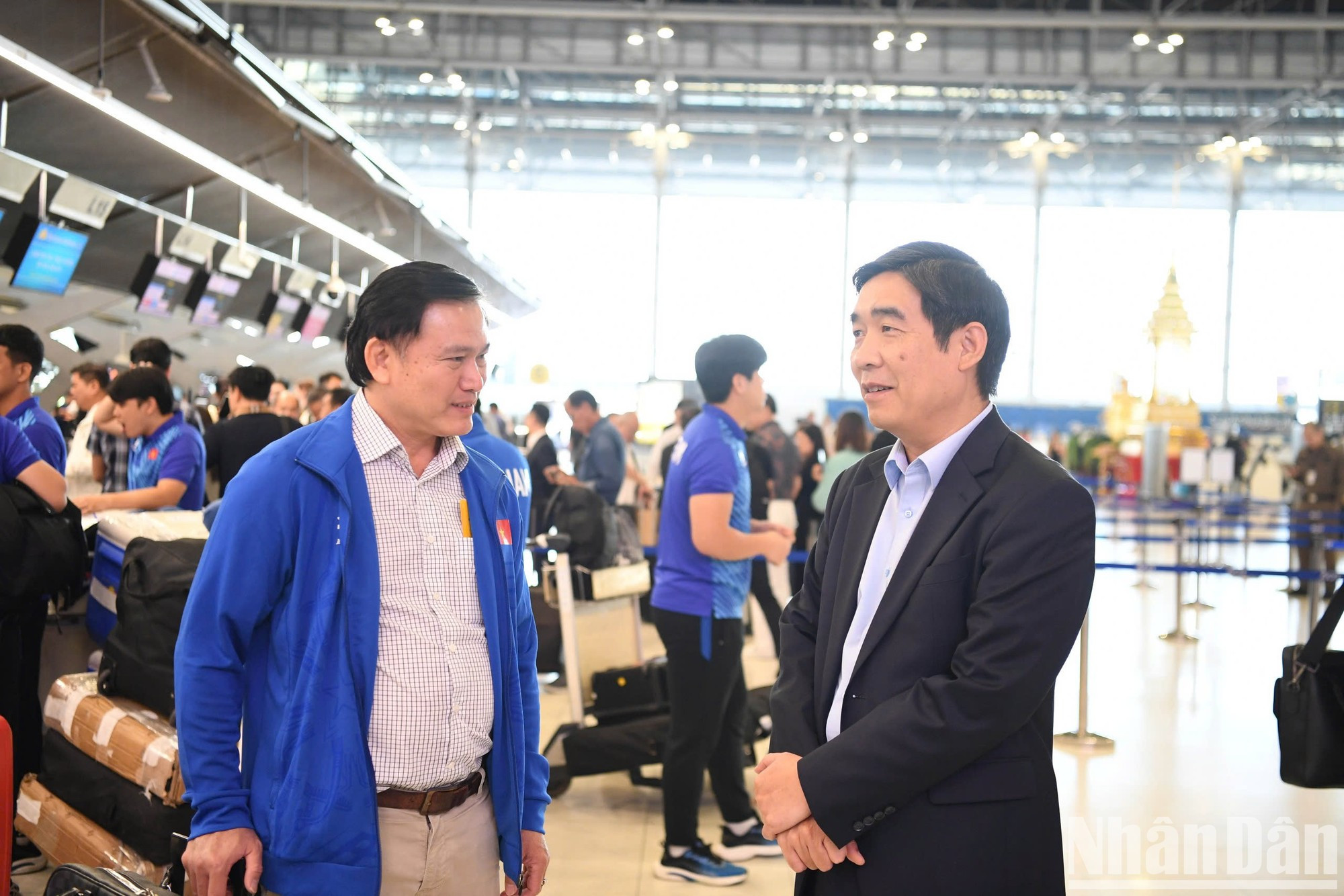 También está presente en el aeropuerto el embajador de Vietnam en Tailandia, Pham Viet Hung, para felicitar al equipo. También está presente en el aeropuerto el embajador de Vietnam en Tailandia, Pham Viet Hung, para felicitar al equipo.