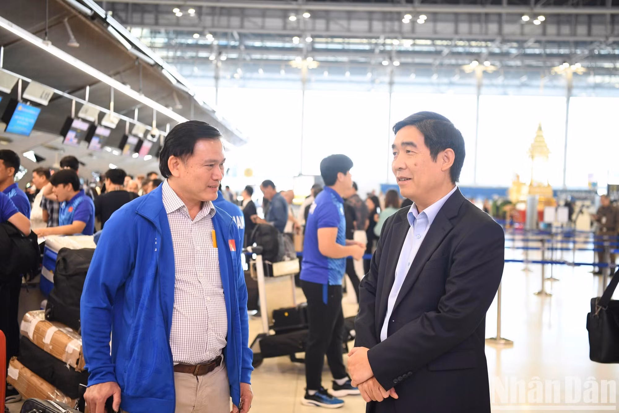 También está presente en el aeropuerto el embajador de Vietnam en Tailandia, Pham Viet Hung, para felicitar al equipo.
