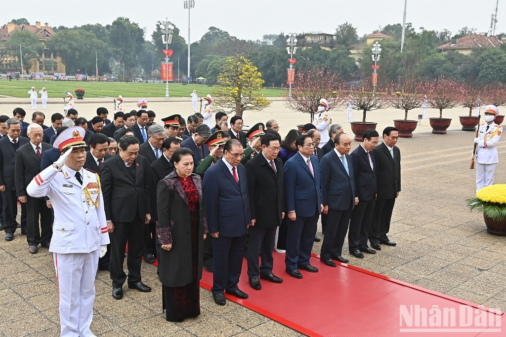 Los dirigentes y ex dirigentes del Partido y el Estado inclinan su frente en señal de respeto al Presidente Ho Chi Minh.