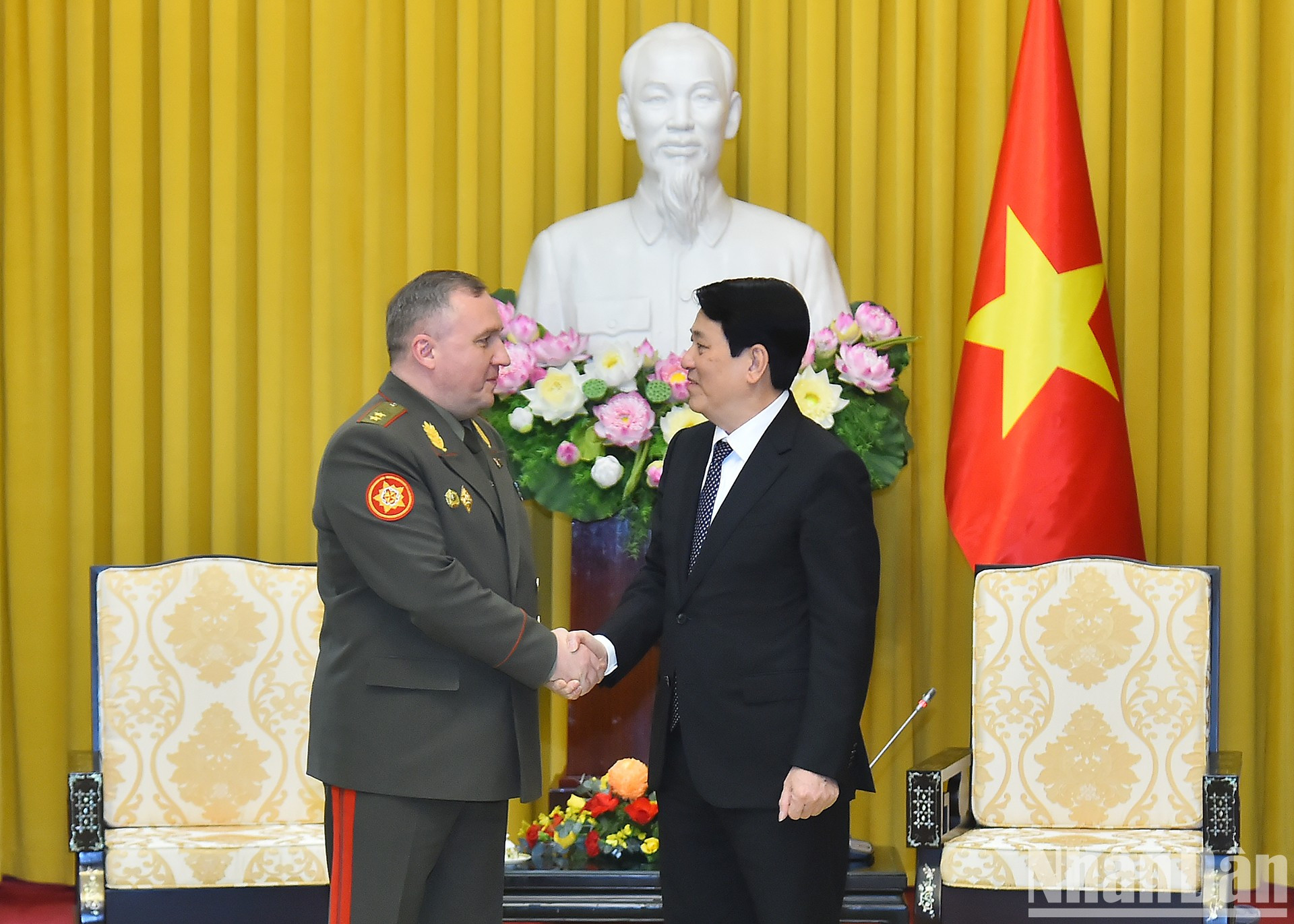 El presidente de Vietnam, Luong Cuong, recibe al mayor general Khrenin Viktor Gennadievich, ministro de Defensa de Belarús. El presidente de Vietnam, Luong Cuong, recibe al mayor general Khrenin Viktor Gennadievich, ministro de Defensa de Belarús.