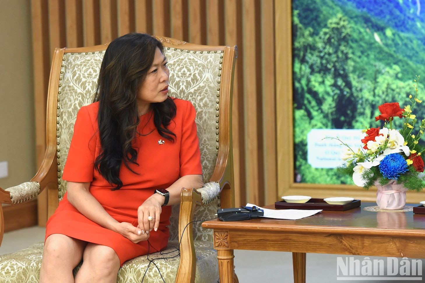 Mary Ng interviene en la cita.