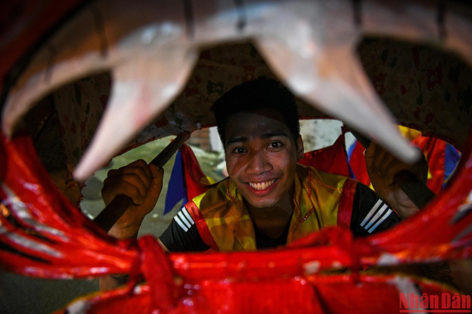 Quang Huy, miembro del equipo, informó que practicaron con un alto sentido de responsabilidad para brindar a los aldeanos, especialmente a los niños, un Festival de Medio Otoño feliz y significativo.