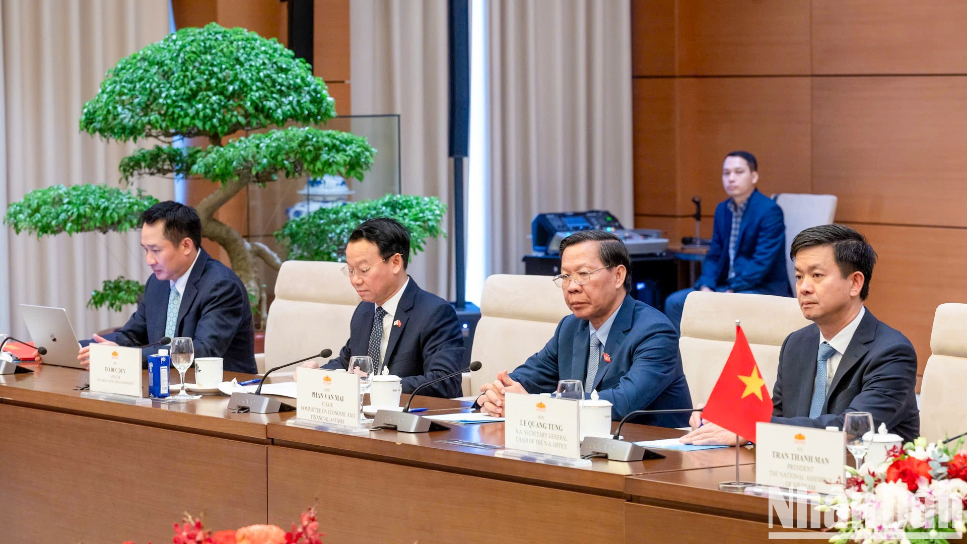 Asistentes vietnamitas a la cita.