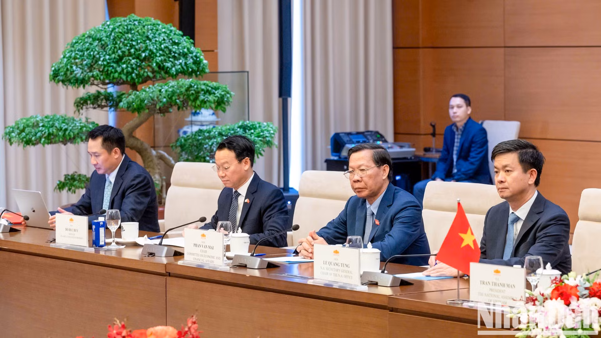 Asistentes vietnamitas a la cita.