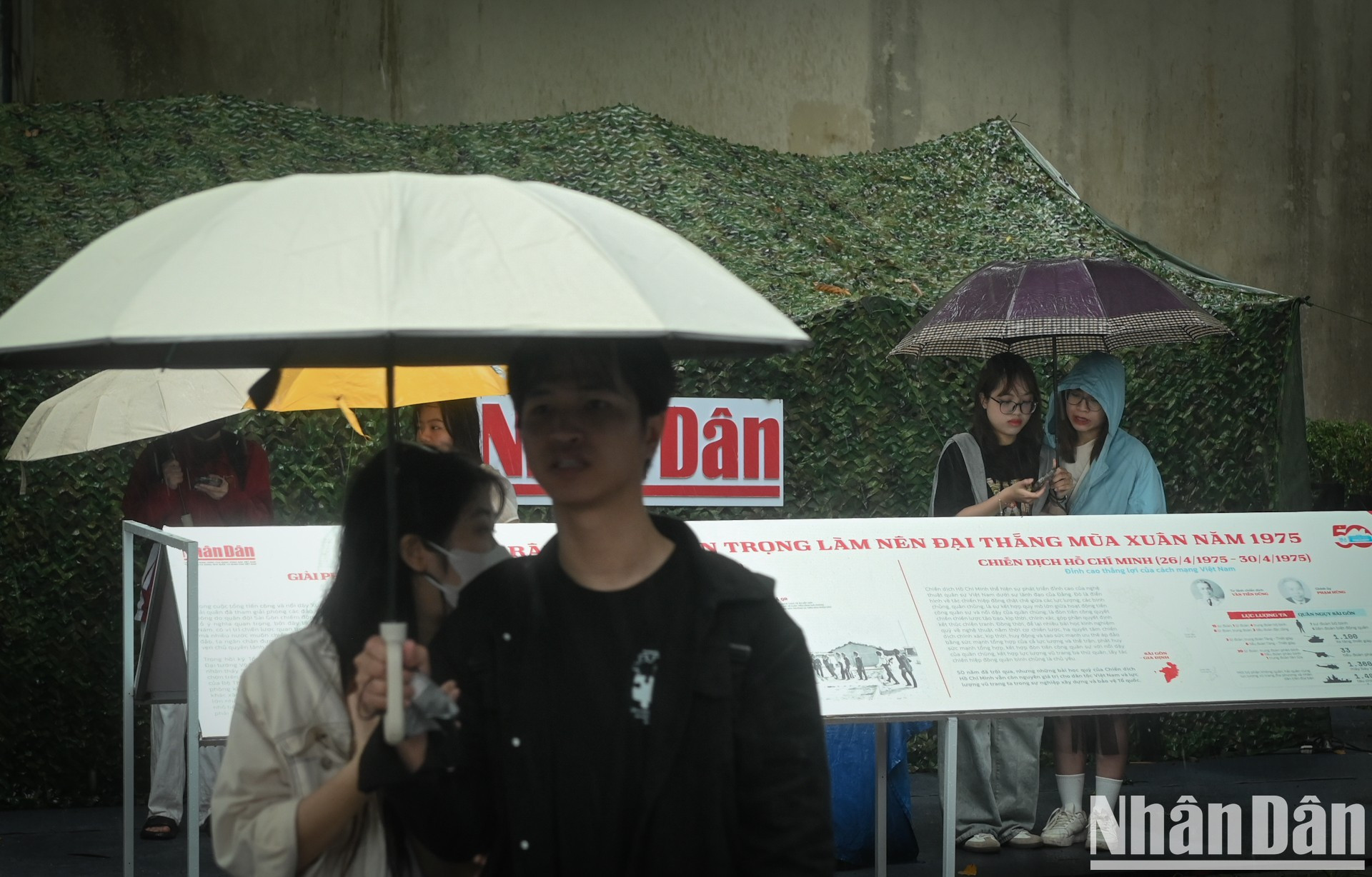 Más que una simple muestra, la exposición interactiva del diario Nhan Dan inspira a la nueva generación de Vietnam en su camino de aprender y amar la historia nacional. Más que una simple muestra, la exposición interactiva del diario Nhan Dan inspira a la nueva generación de Vietnam en su camino de aprender y amar la historia nacional.