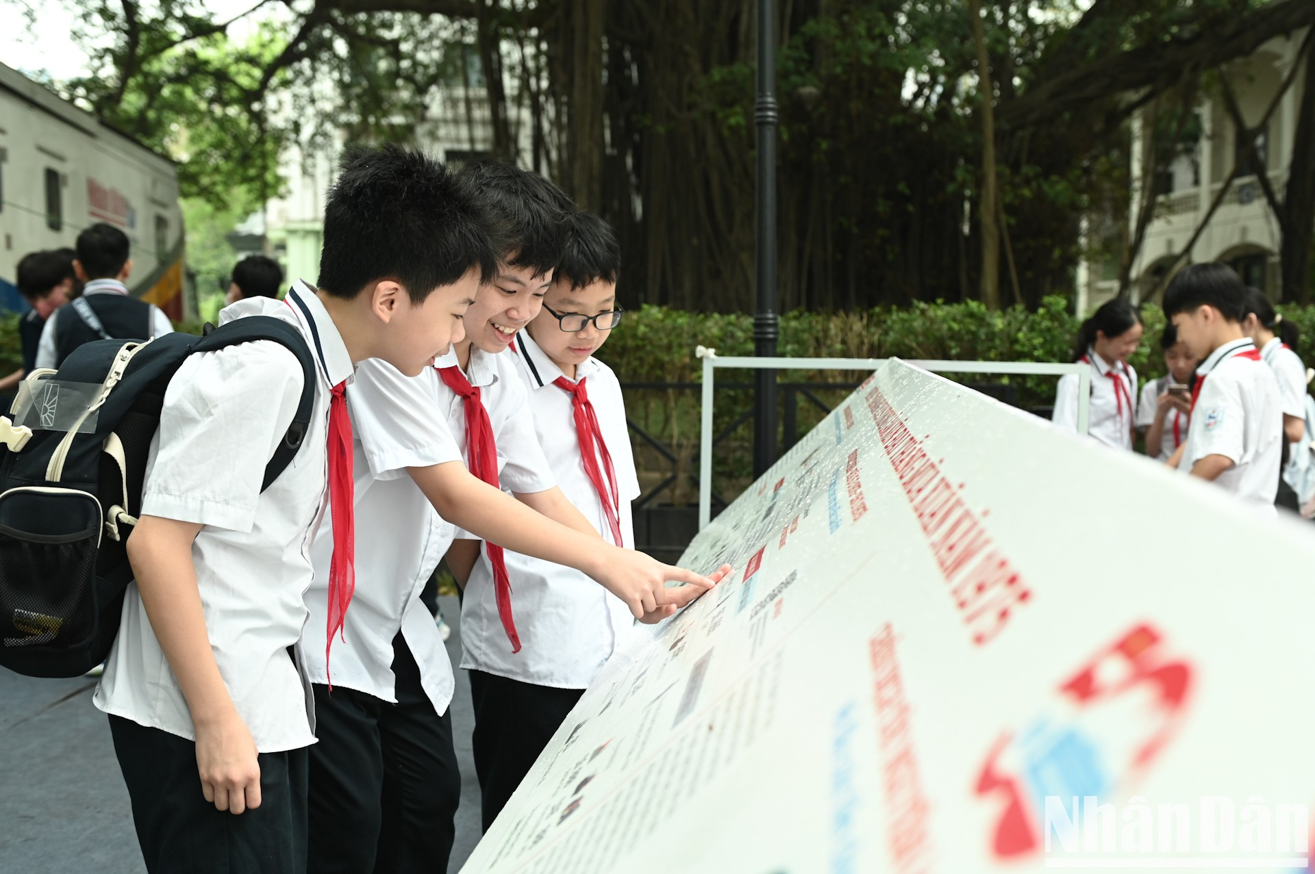 Los alumnos de la escuela secundaria Giang Vo, en Hanói, exploran las batallas históricas que contribuyeron a la gran victoria de la primavera de 1975.