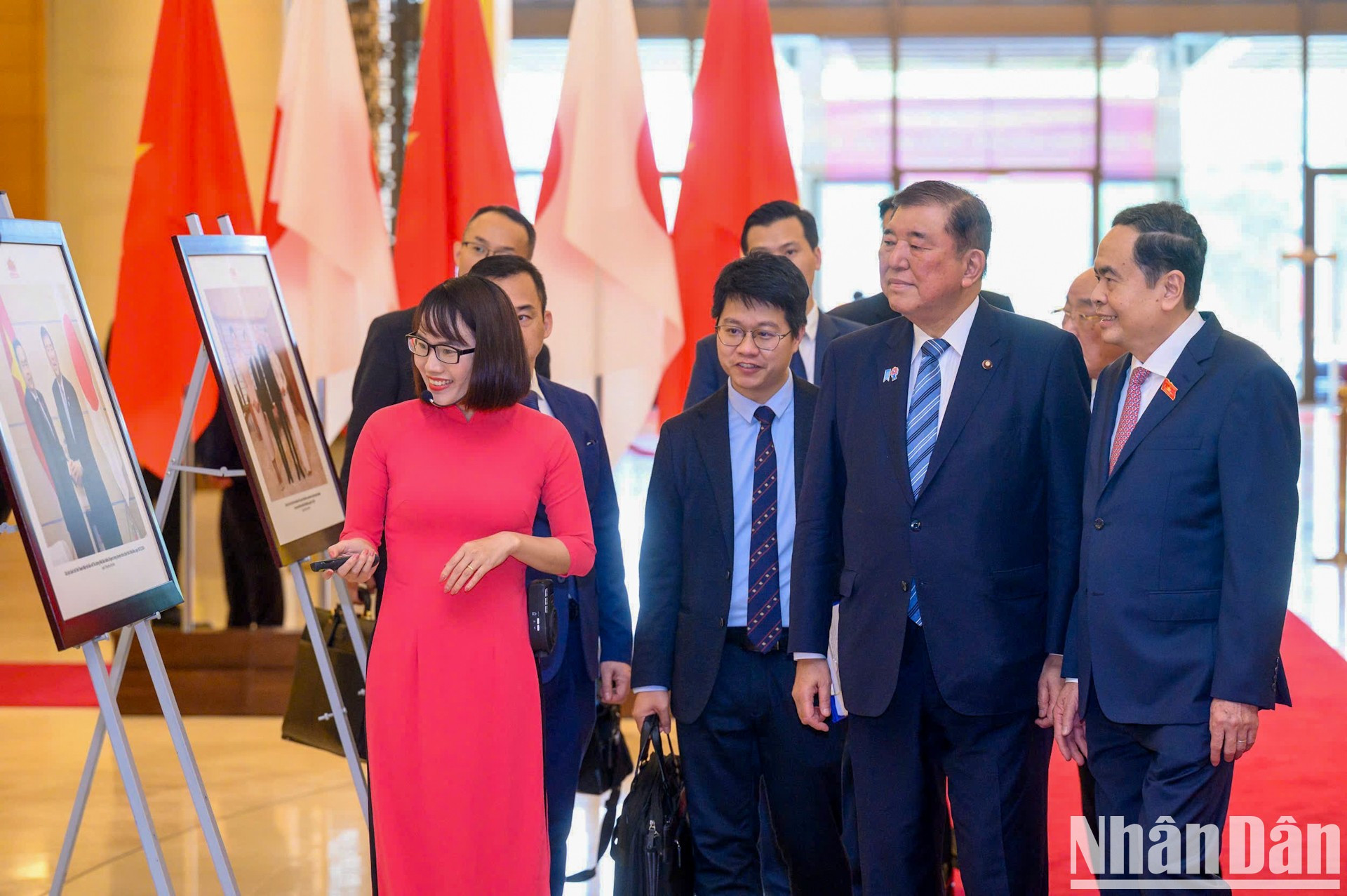 Ambos dirigentes visitan la exposición fotográfica sobre las relaciones entre los dos países.