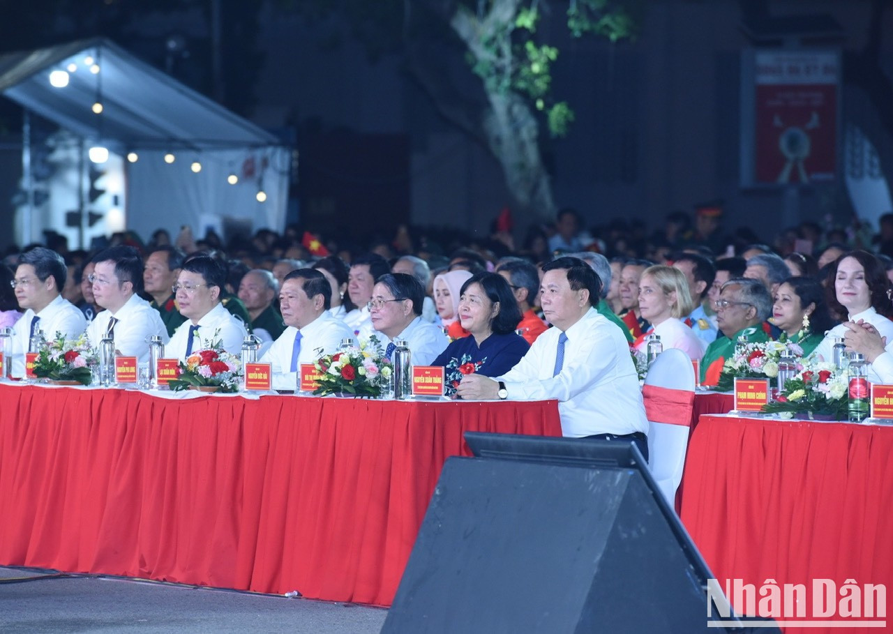 Dirigentes del Partido y el Estado asisten al evento organizado en Hanói.