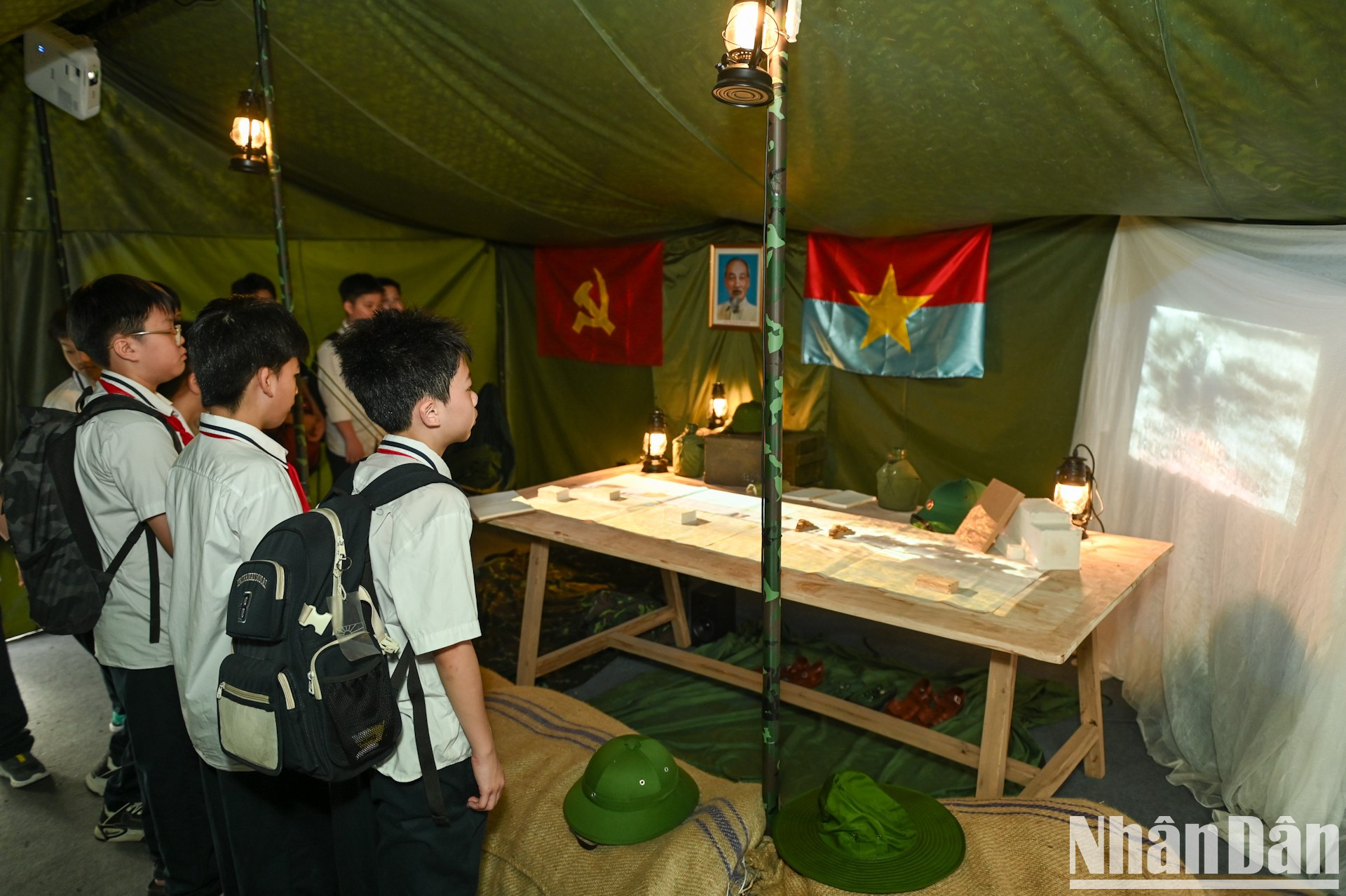 Proyecciones 3D de batallas captan la atención de los alumnos.