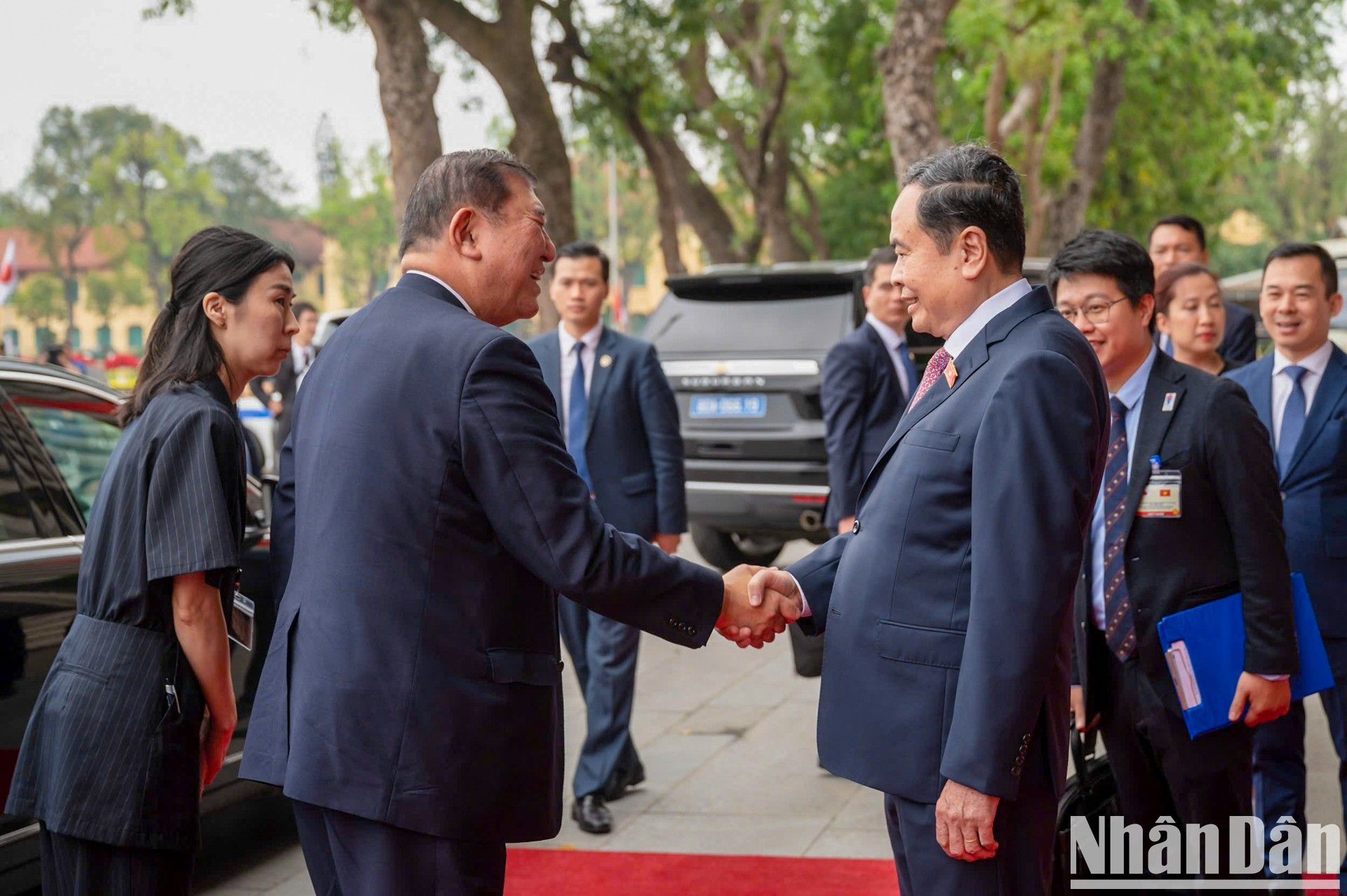El presidente de la Asamblea Nacional de Vietnam, Tran Thanh Man, recibe al primer ministro japonés, Ishiba Shigeru.
