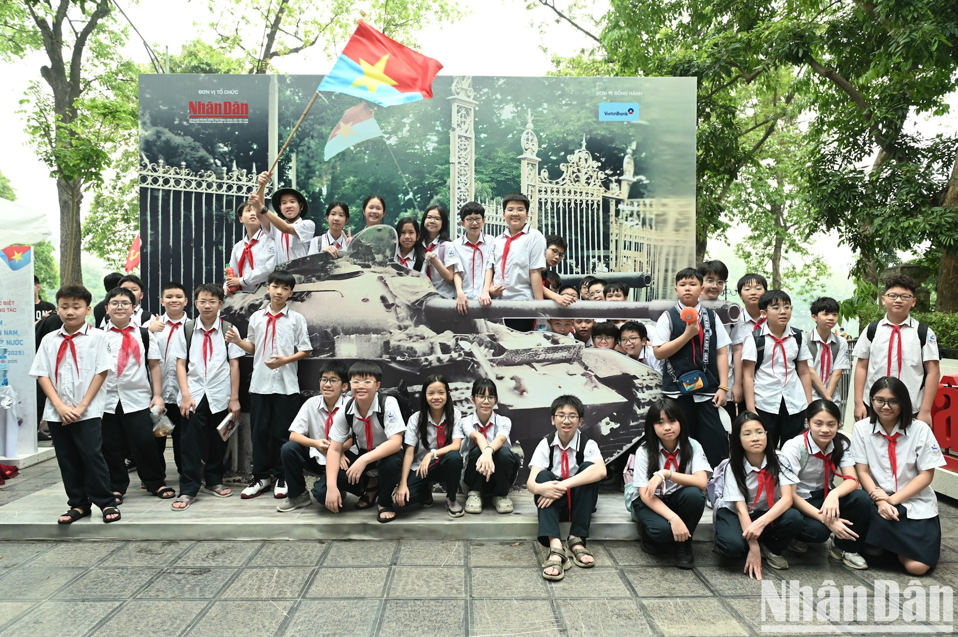 Alumnos de la escuela secundaria Giang Vo en la muestra.
