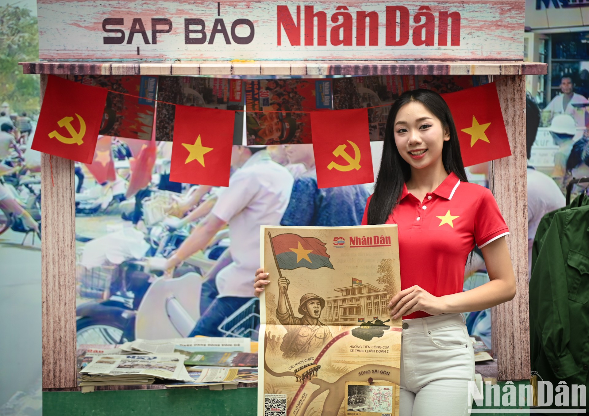 La alegría de una lector al recibir el suplemento especial del periódico Nhan Dan. La alegría de una lector al recibir el suplemento especial del periódico Nhan Dan.