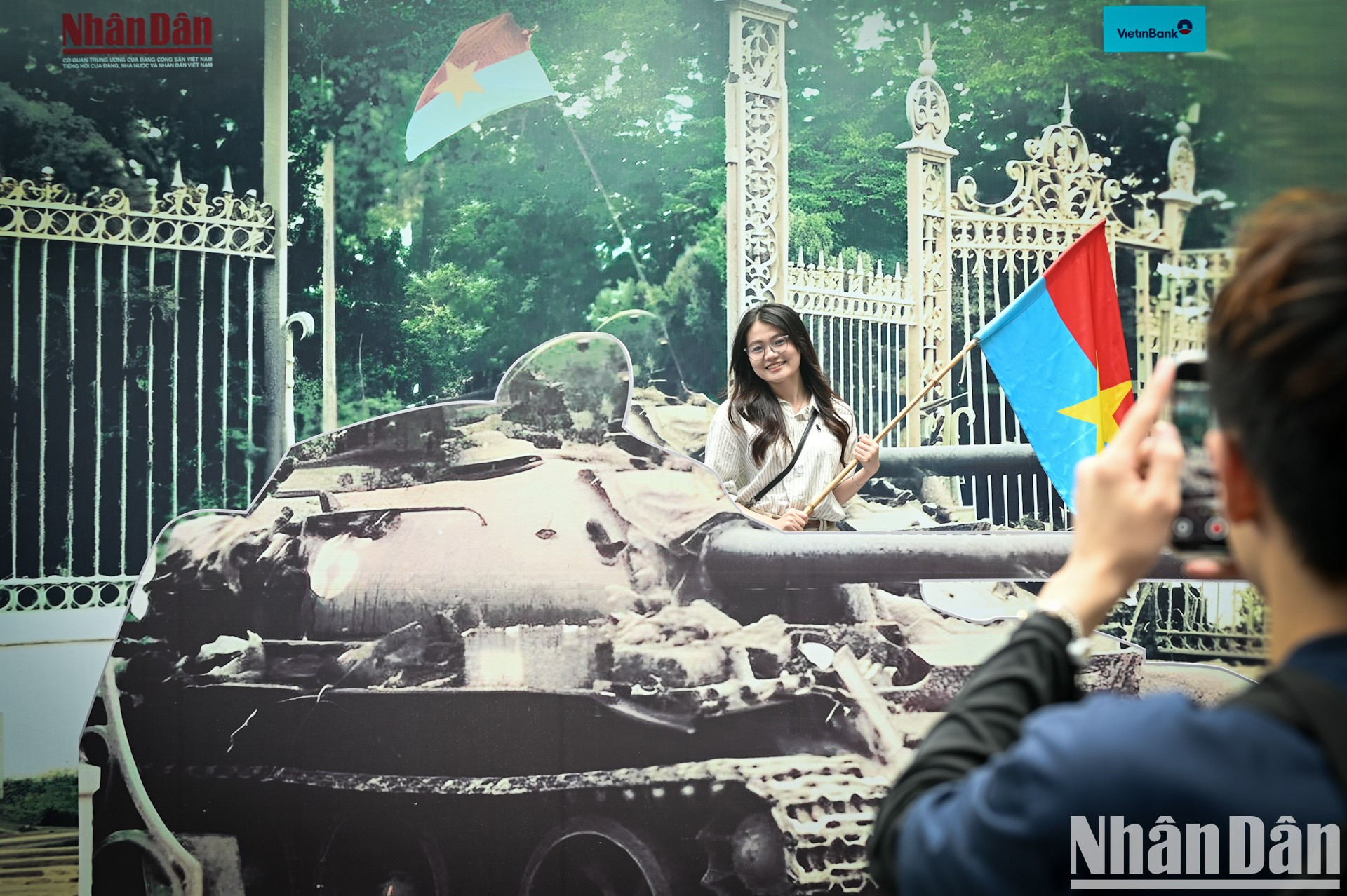 Los jóvenes hacen check-in en el espacio de la exposición. Los jóvenes hacen check-in en el espacio de la exposición.