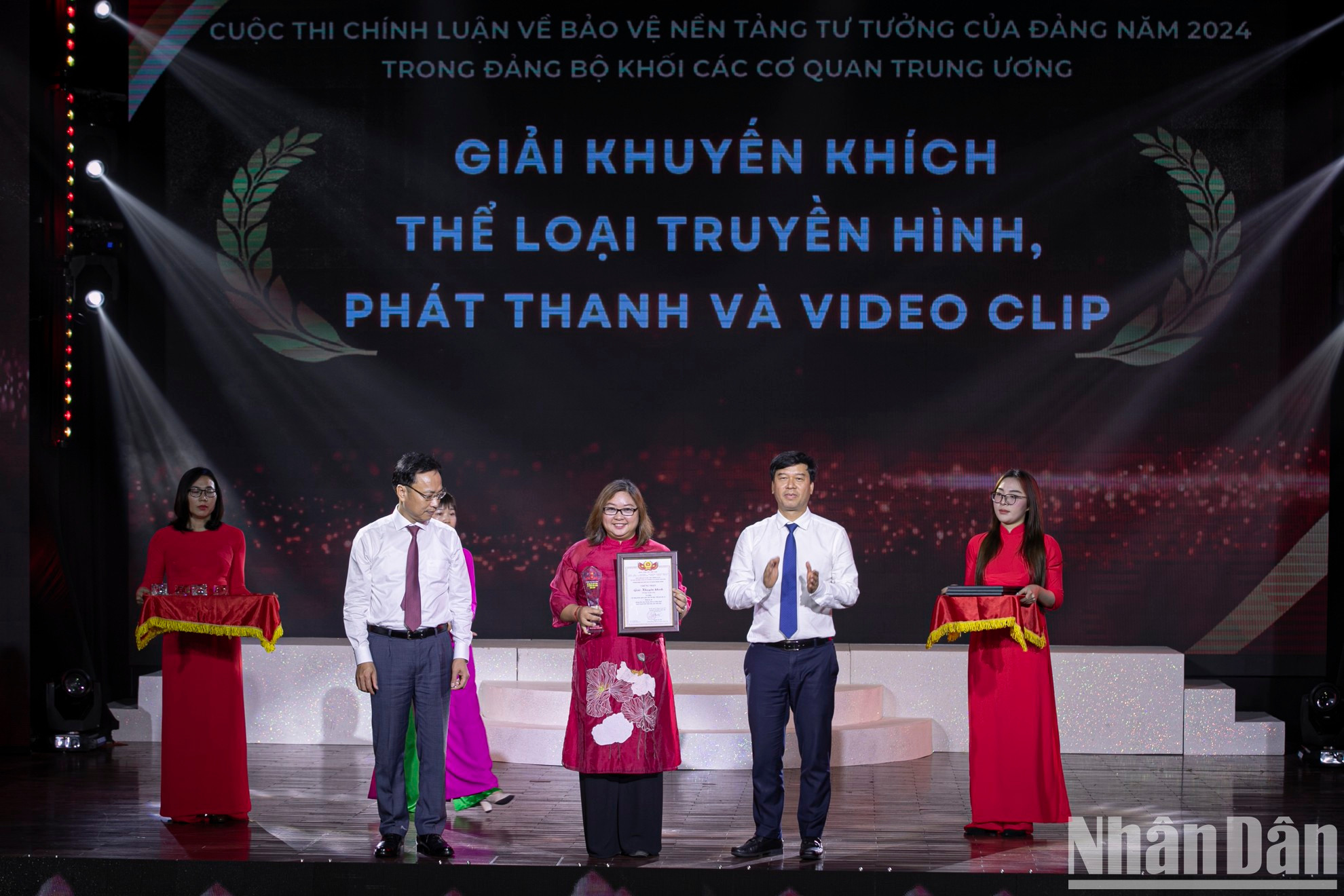 El grupo de autores Huong Mai, Duy Huong, Dinh Le y Hong Hanh, del periódico Nhan Dan, gana el premio de consolación en la categoría de Televisión.
