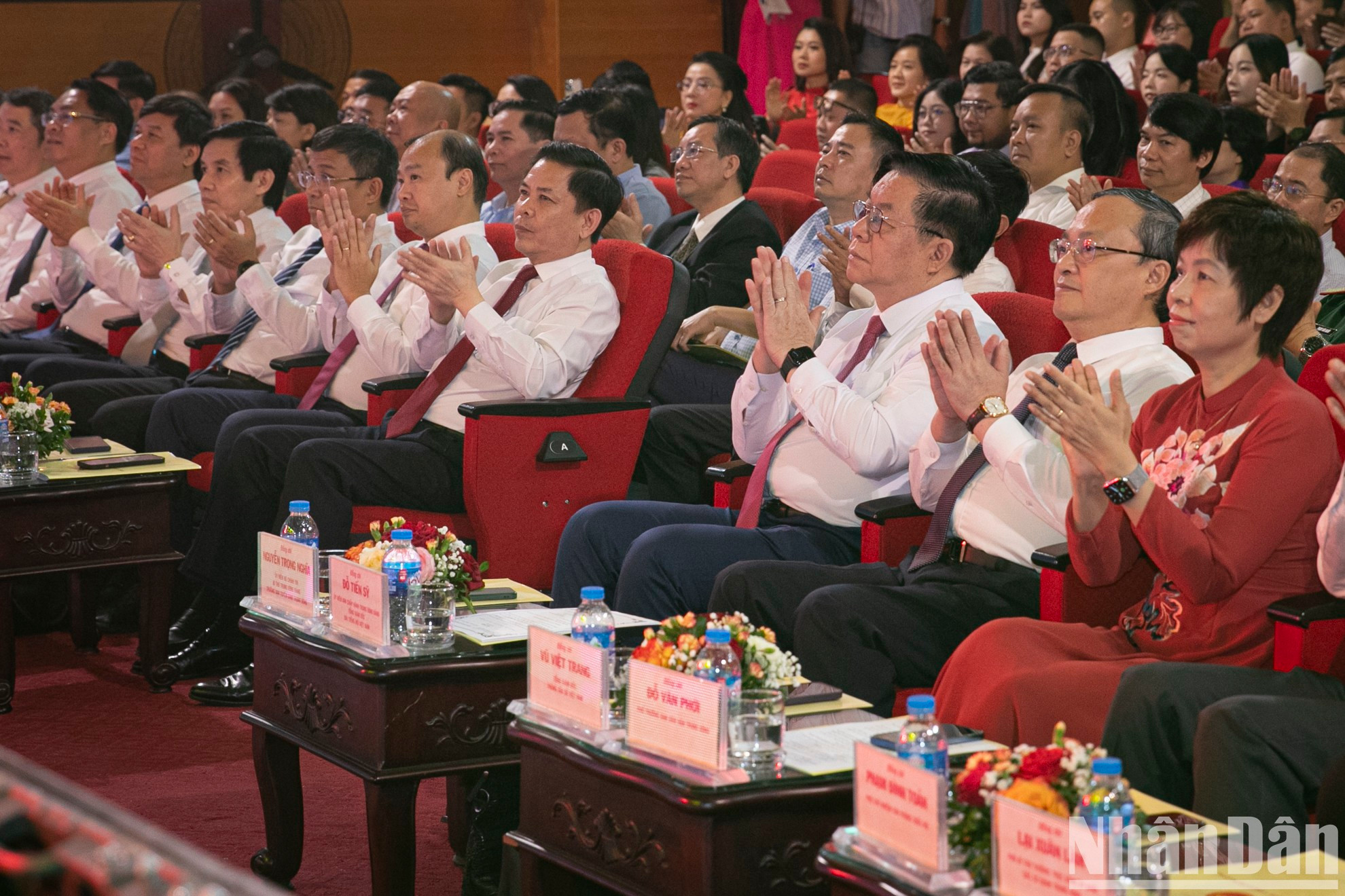 La cita cuenta con la presencia de Nguyen Trong Nghia, miembro del Buró Político y del Secretariado del Comité Central del PCV y jefe de su Comisión de Comunicación y Educación, y Nguyen Van The, miembro del Comité Central del PCV y secretario del Comité partidista en el Bloque de los Órganos Centrales.