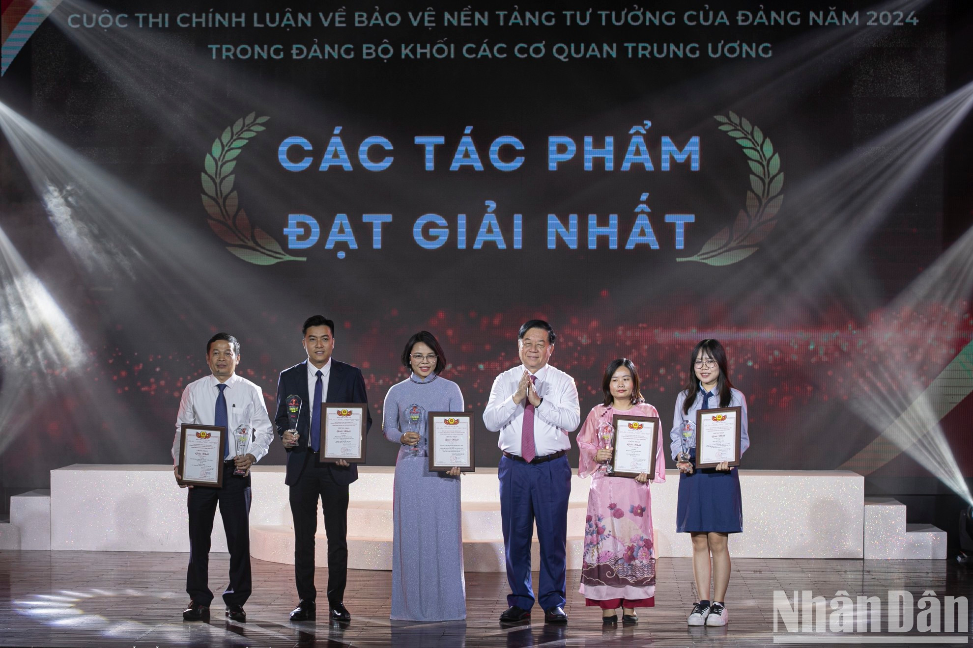 Trong Nghia entrega el primer premio a los ganadores.