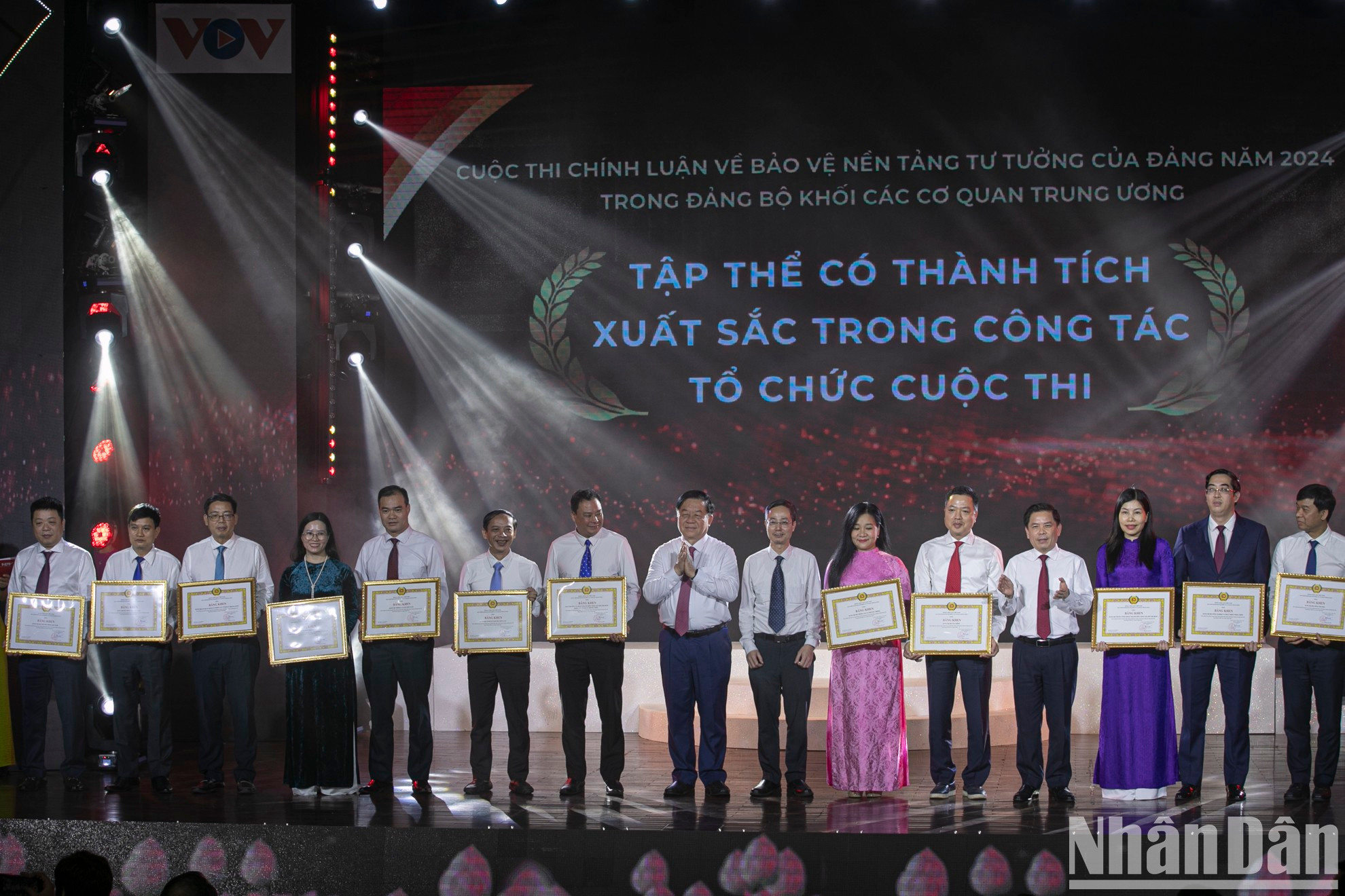 Trong Nghia y Van The otorgan certificados de mérito a los grupos con logros destacados en la organización del concurso.