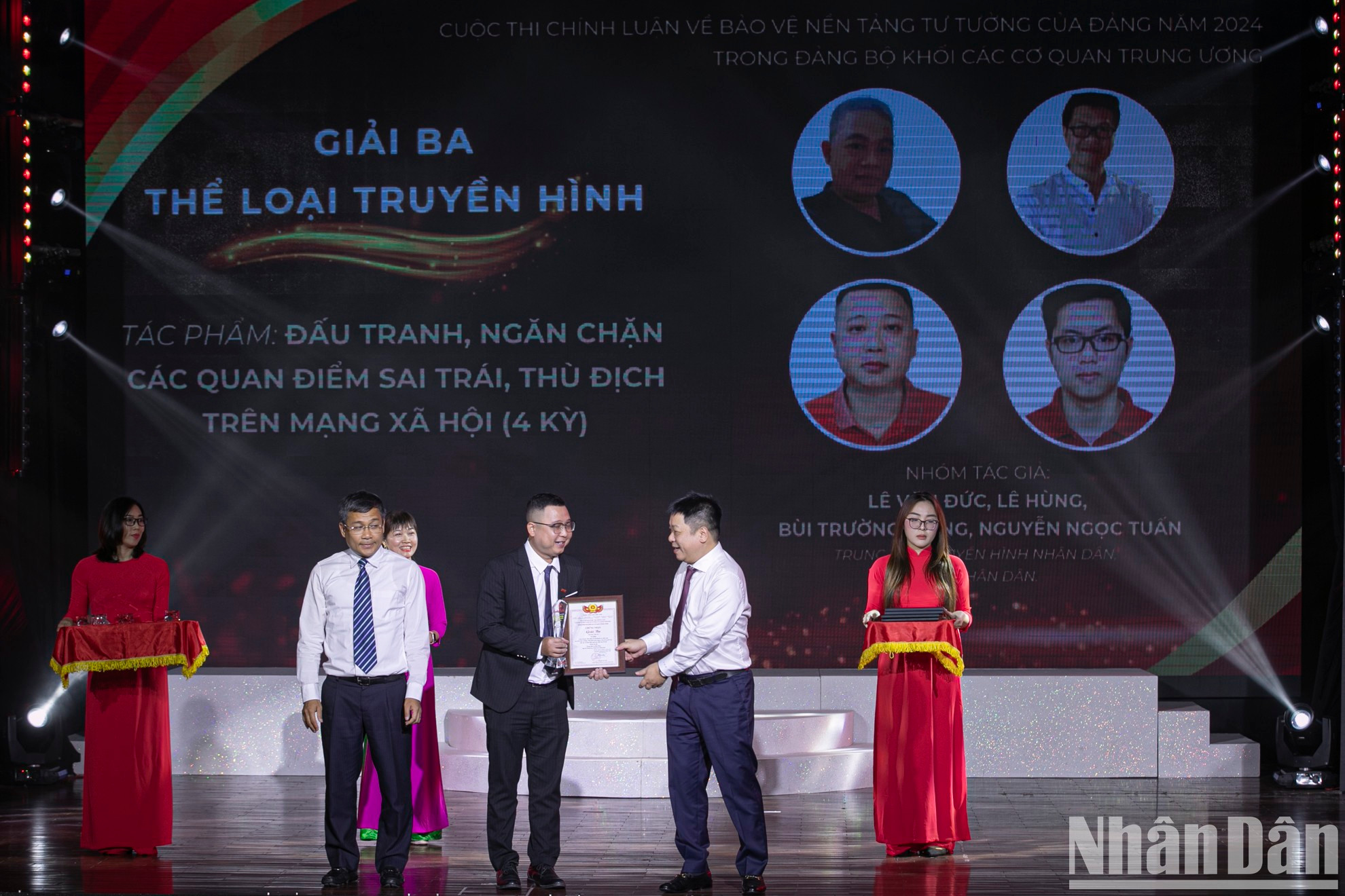 El grupo de autores Le Van Duc, Nguyen Ngoc Tuan, Bui Truong Giang y Le Hung, del periódico Nhan Dan, recibe el tercer premio en la categoría de Televisión.
